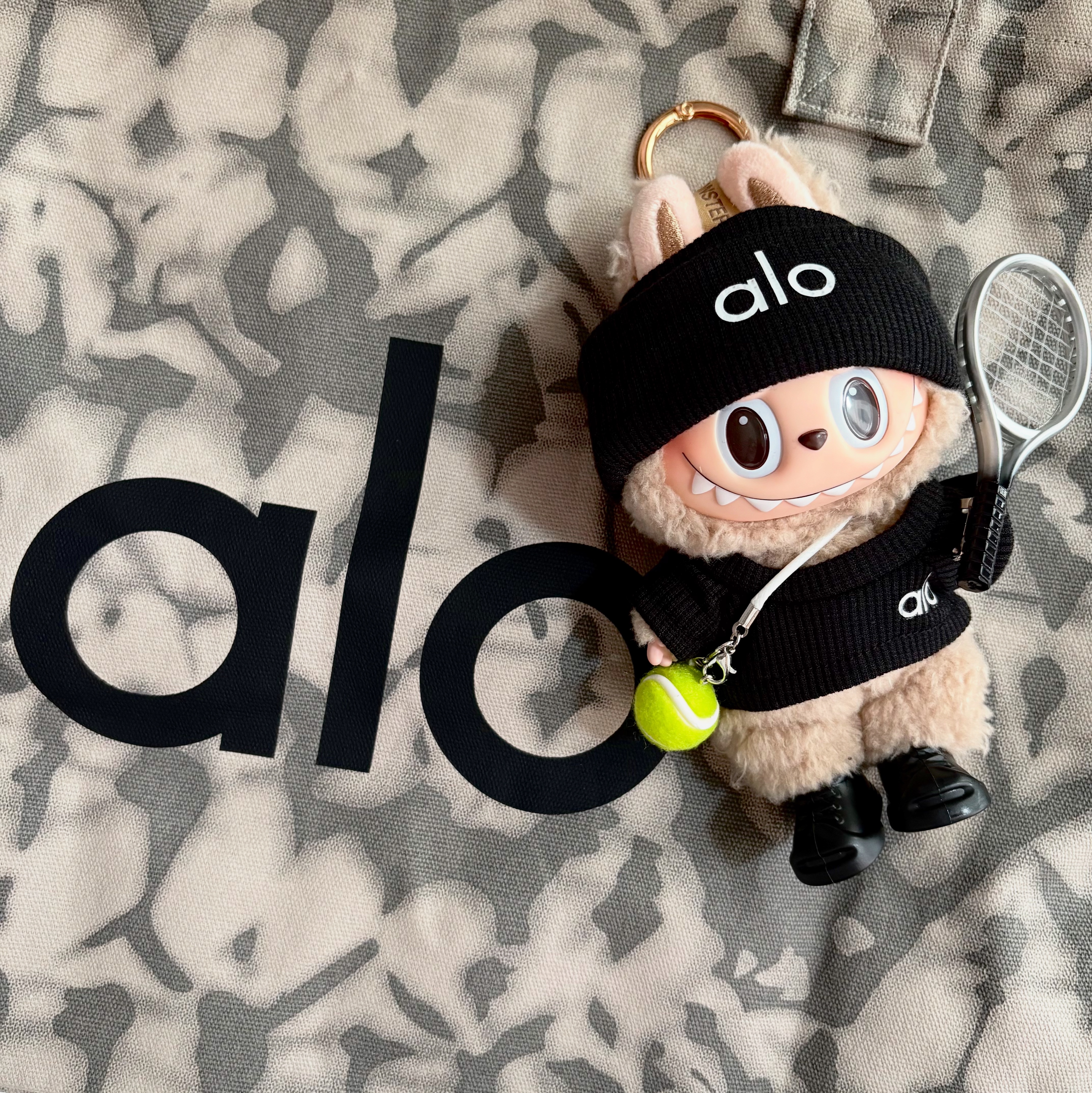 Alo Yoga Iconic Shopper Tote Bag Grey Tiedye, Pop Mart Labubu The Monsters Labubu Tasty Macarons Series Toffe Keyring 착용 스타일