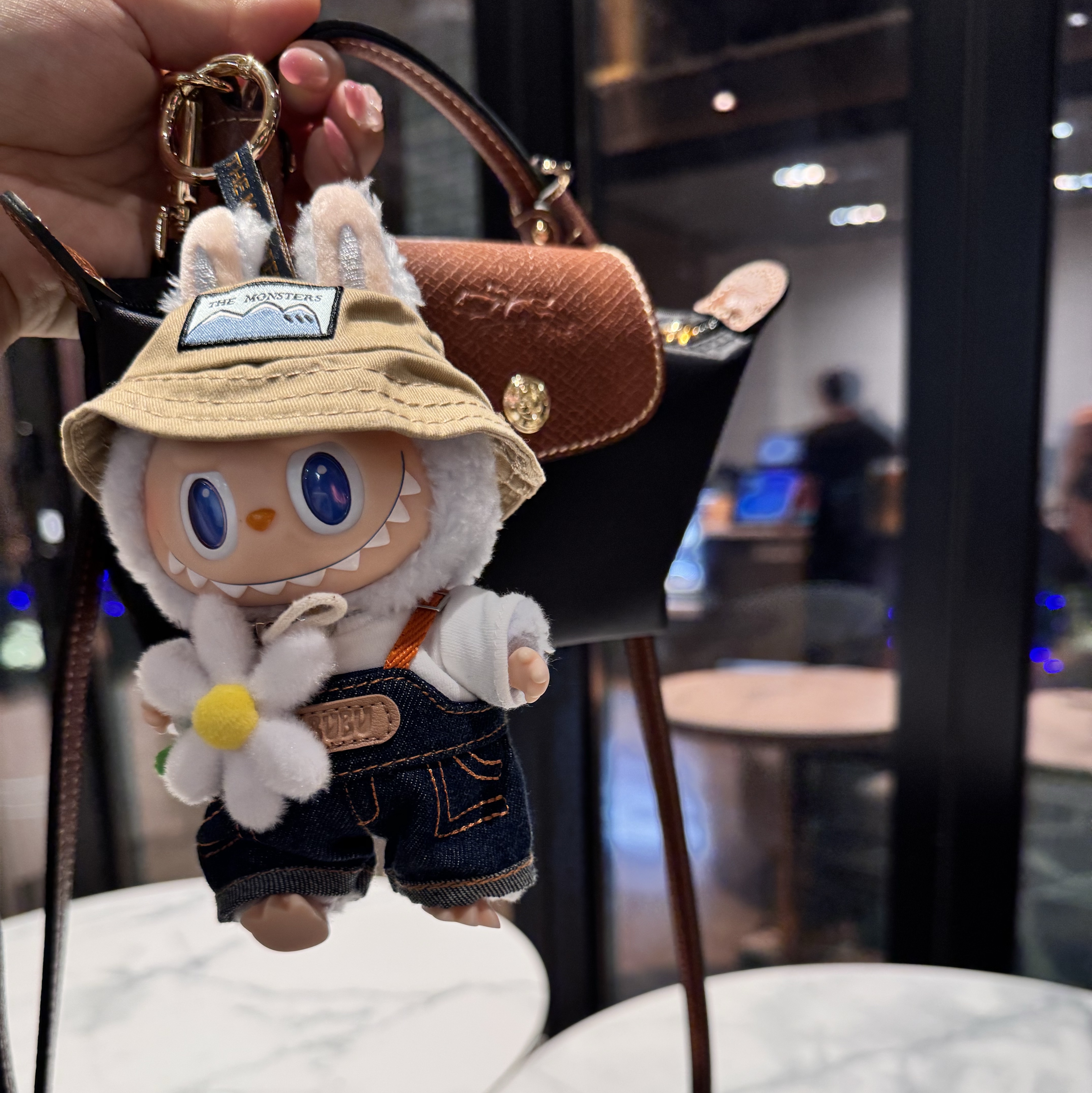 Pop Mart Fall In Wild Labubu Series Toy Keyring, Longchamp Le Pliage Original Handle Pouch Black 착용 스타일 - 2