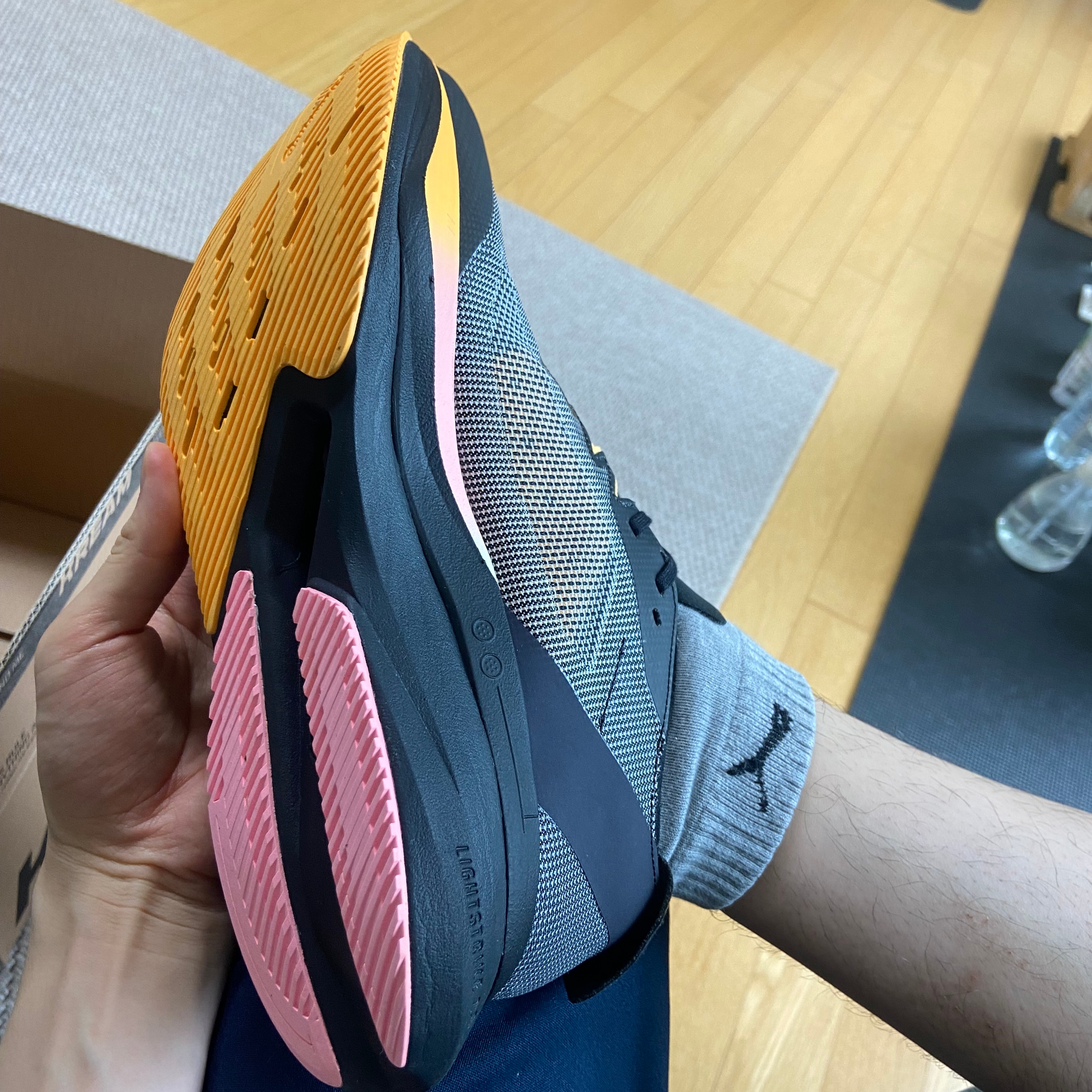 Adidas Adizero Boston 12 Core Black Zero Metalic 착용 스타일 - 2
