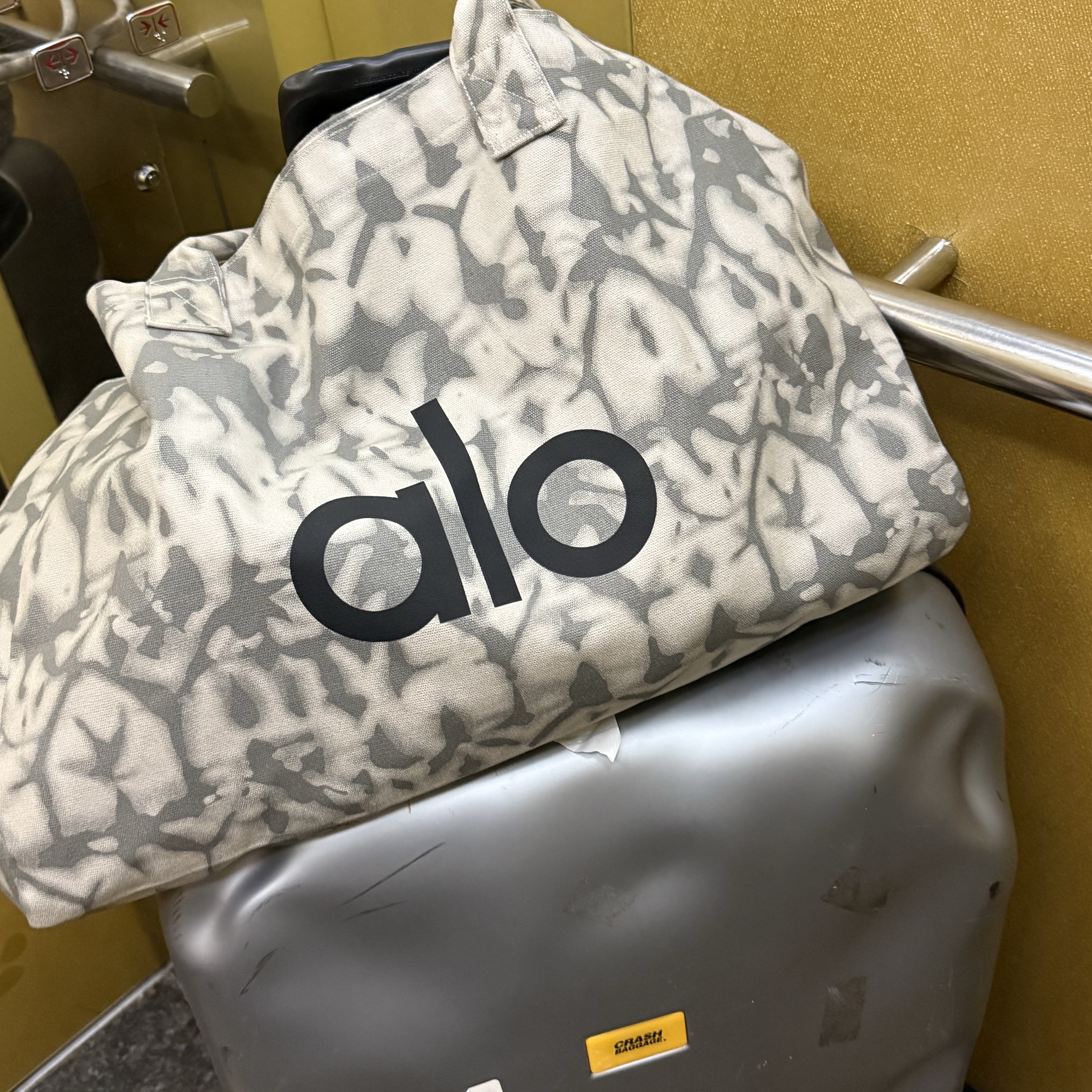 Alo Yoga Iconic Shopper Tote Bag Grey Tiedye 착용 스타일