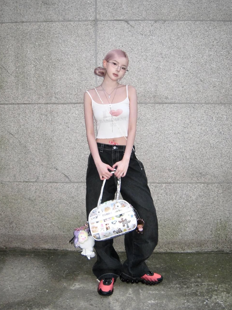 UnsteadyMarket Collage Tote Bag 착용 스타일 - 2