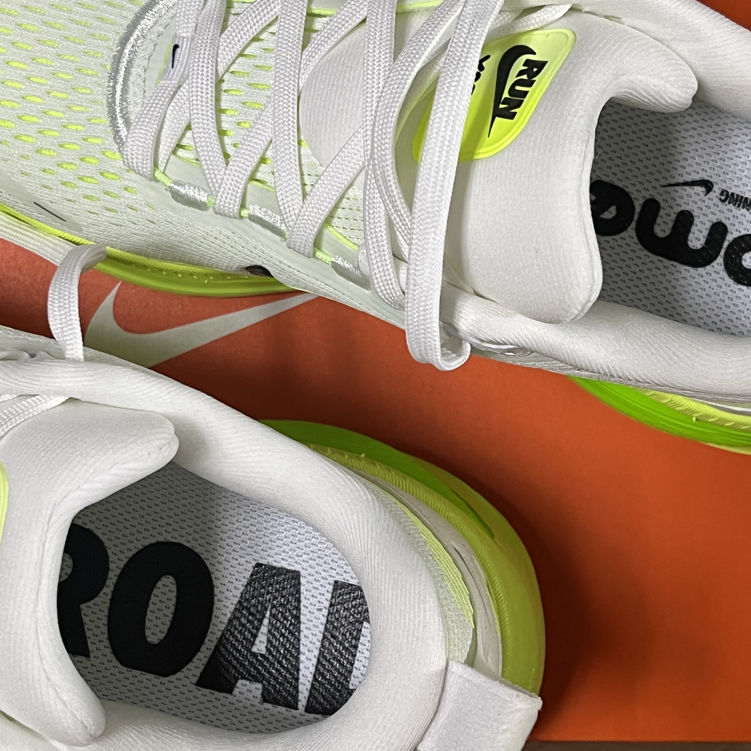 (W) Nike Vomero 18 White Electric Green 착용 스타일 - 2