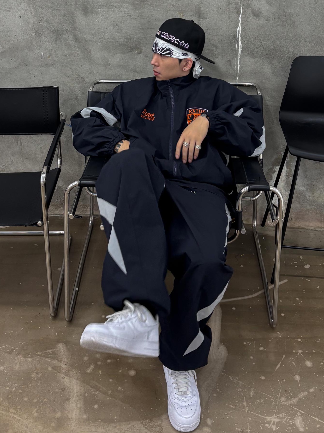 Nike x Supreme Air Force 1 Low White, New Era x Fear of God Essentials MLB 59FIFTY Fitted Cap Black 착용 스타일 - 1