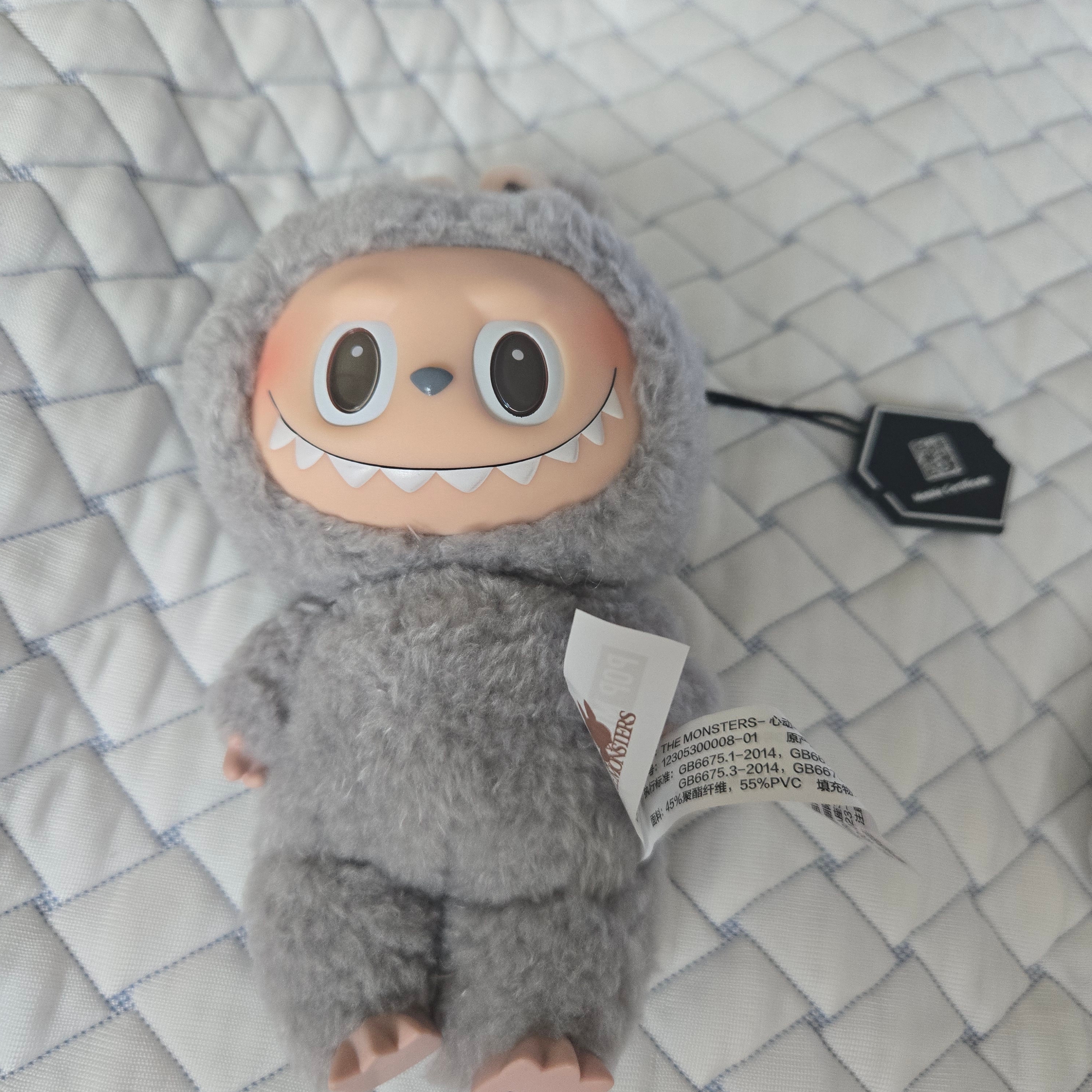 Pop Mart Labubu The Monsters Labubu Tasty Macarons Series Sesame Bean Keyring (Opened Case) 착용 스타일