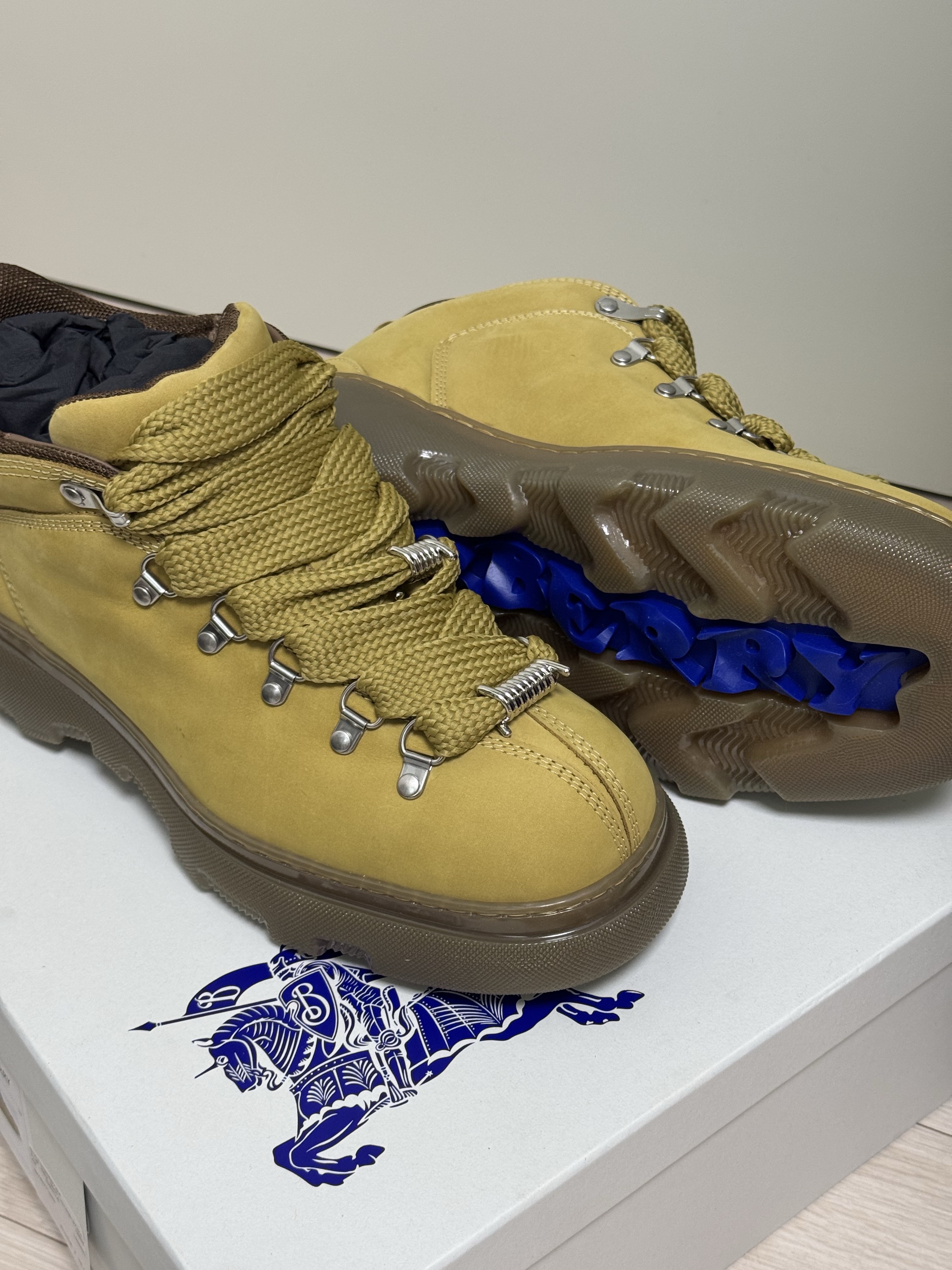Burberry Leather Trek Boots Black, Burberry Trek Boots Manilla 착용 스타일 - 1