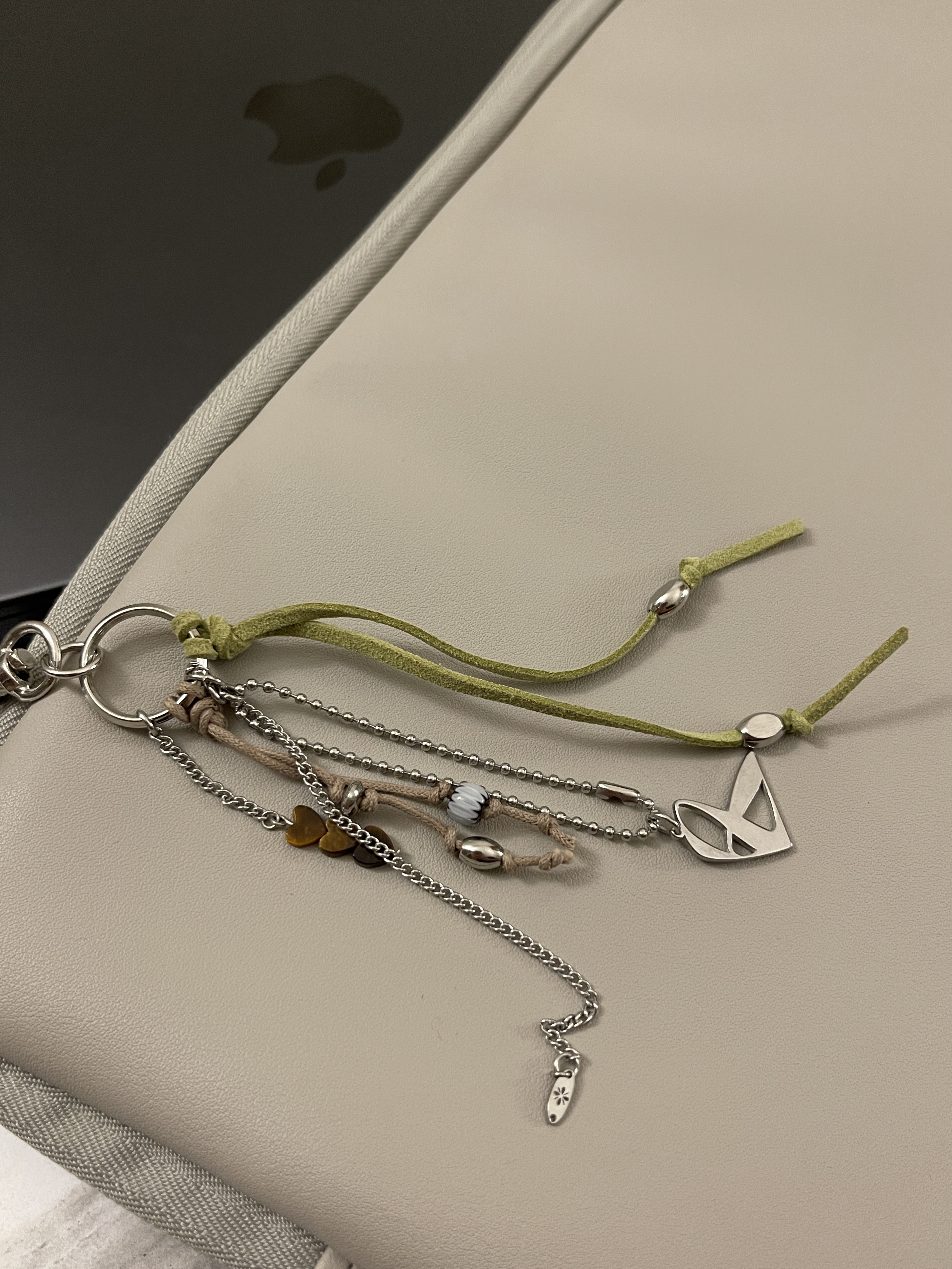 Riomeu Signature Pendant Keyring 착용 스타일