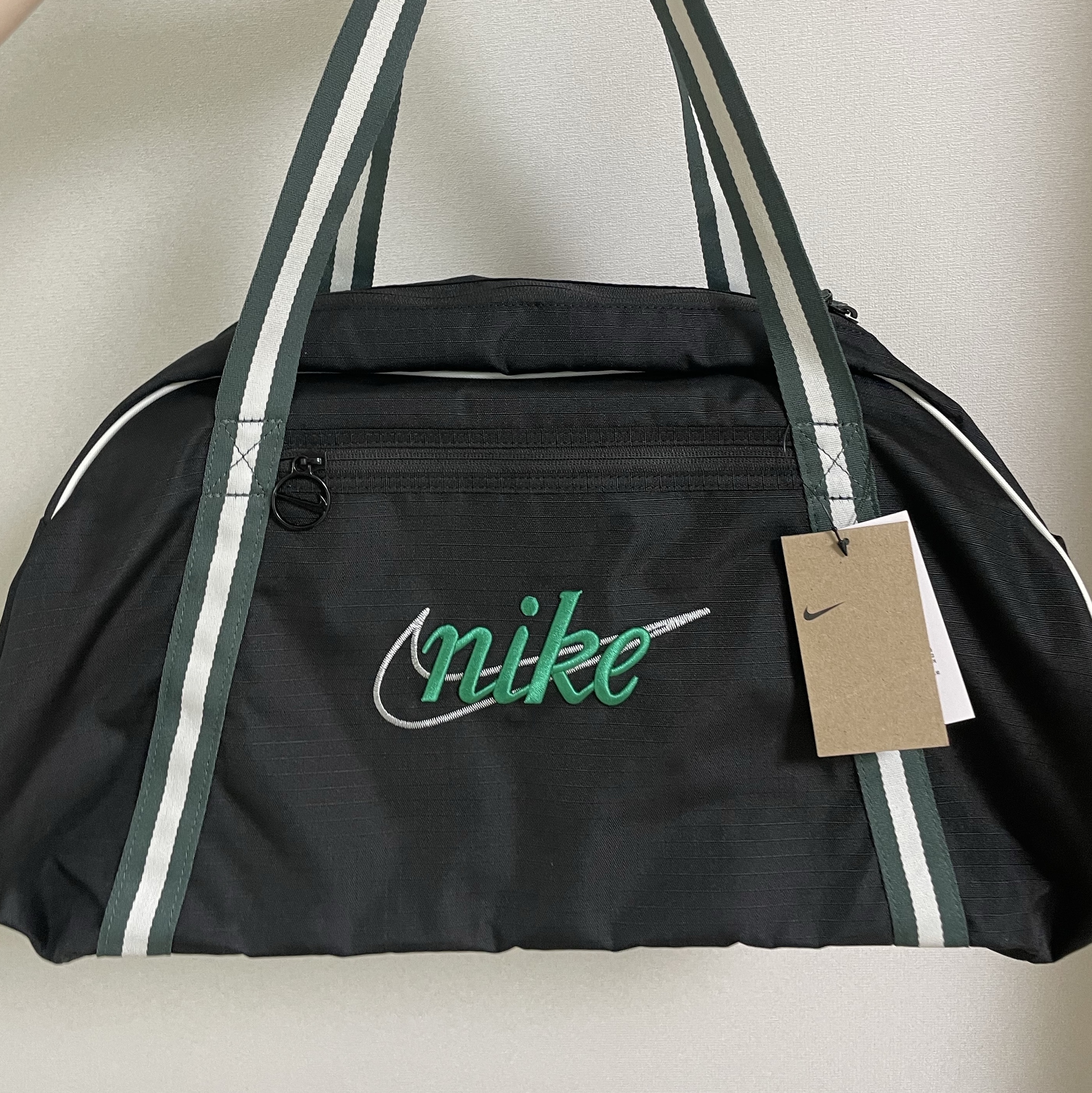 Nike Gym Club Training Bag 24L Black Vintage Green 착용 스타일 - 1