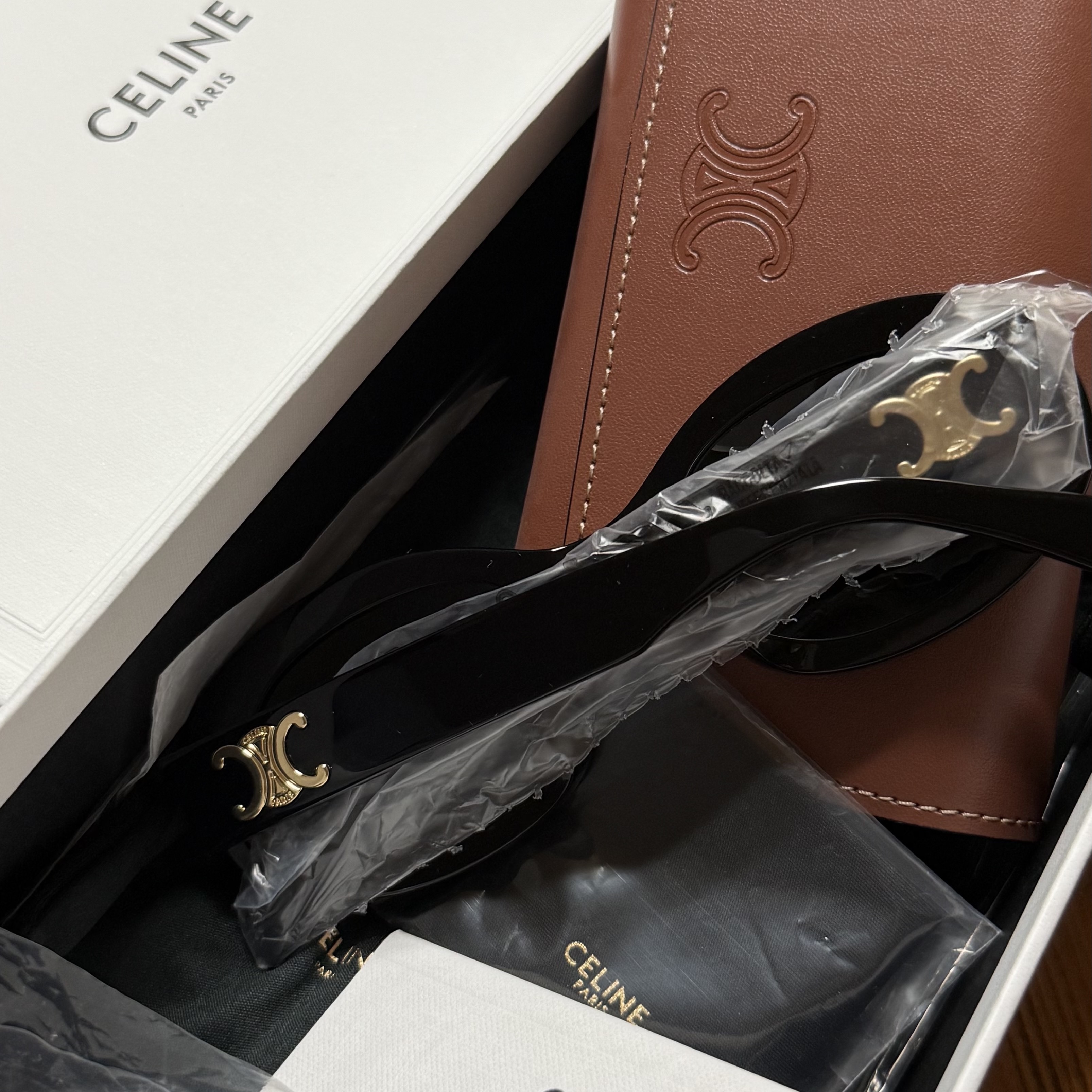 (W) Celine Triomphe 01 Sunglasses in Acetate Black 착용 스타일