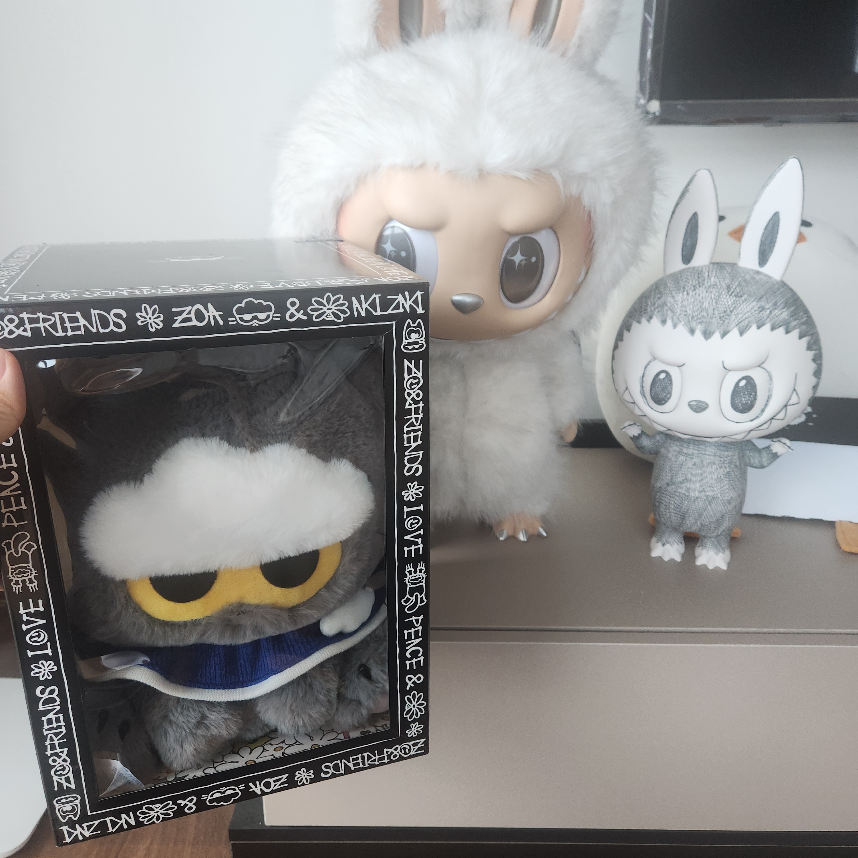 Zo&Friends Zoa Medium Plush Grey 착용 스타일