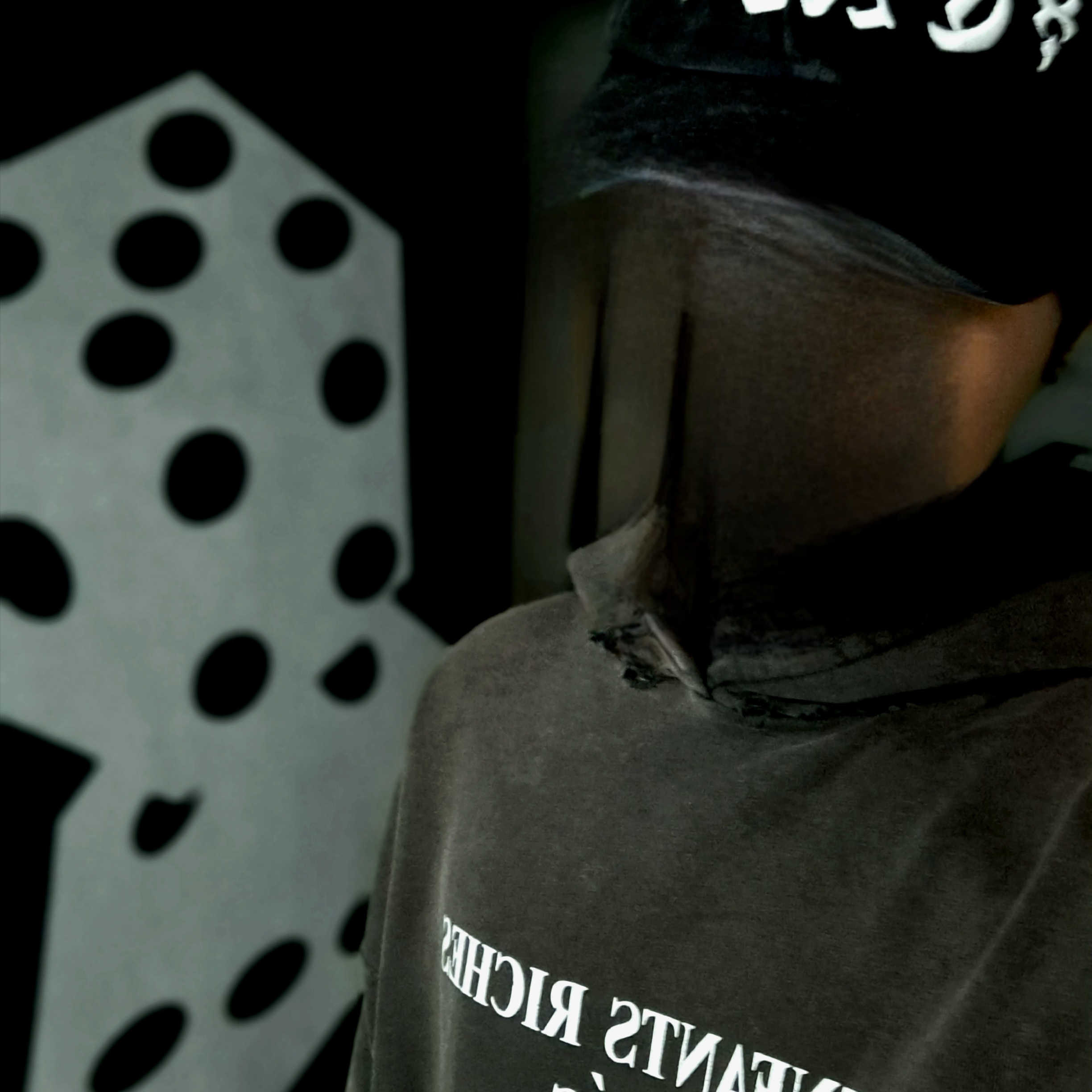 Enfants Riches Deprimes Classic Logo Hoodie Washed Black 착용 스타일