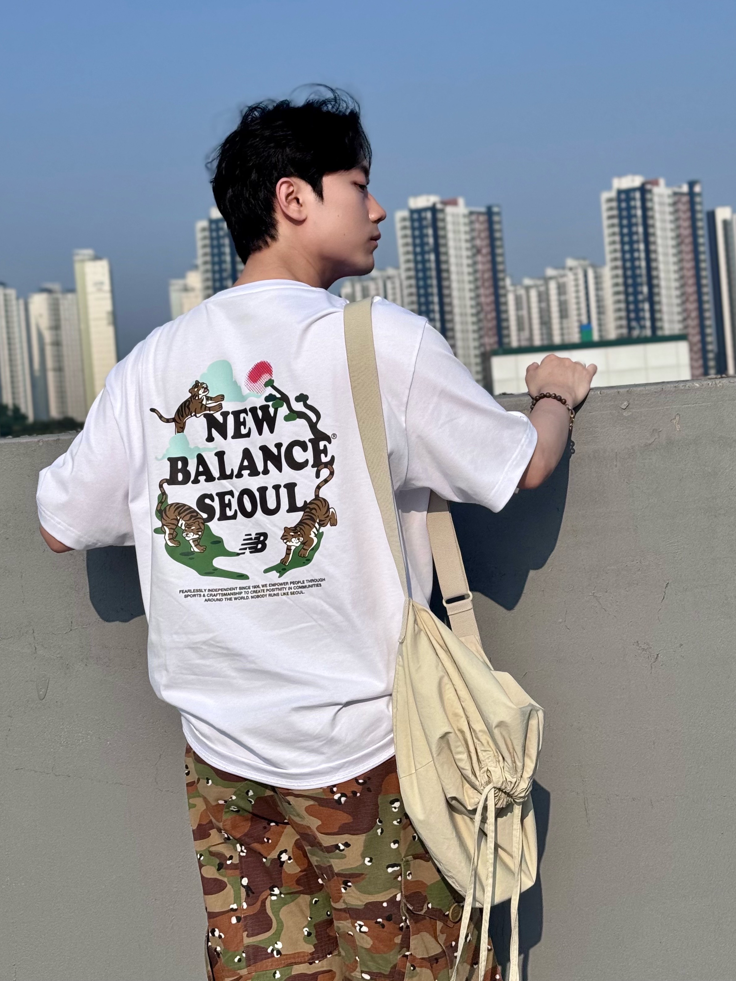 New Balance Seoul Tiger Semi Over Fit T-Shirt White, Asics x Dime GT-2160 Arctic Wolf London Fog 착용 스타일 - 1