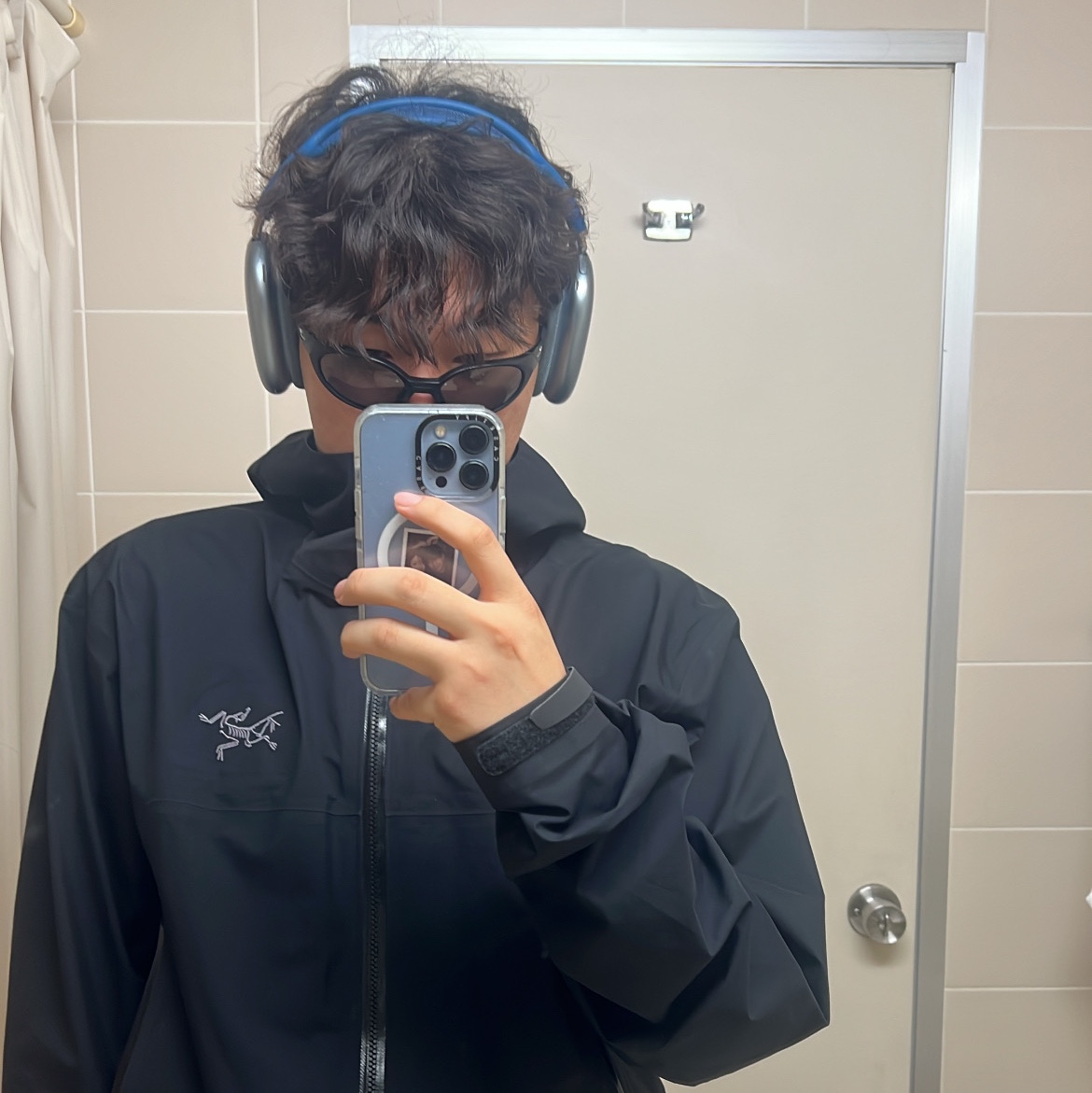 Apple AirPods Max Lightning Sky Blue (Korean Ver.), Apple iPhone 13 Pro Max 128GB Sierra Blue (Korean Ver.) 착용 스타일