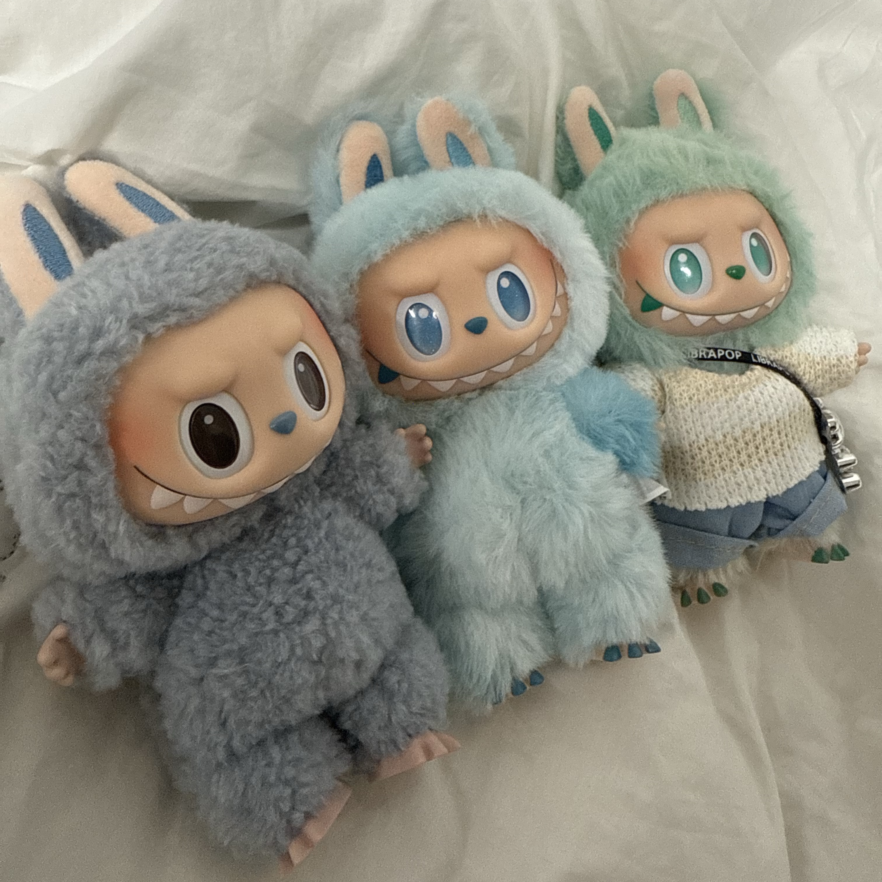 Pop Mart Labubu The Monsters Labubu Tasty Macarons Series Sea Salt Coconut Keyring (Opened Case), Pop Mart Labubu The Monsters Highlight Series Hope Keyring (Opened Case) 착용 스타일 - 2