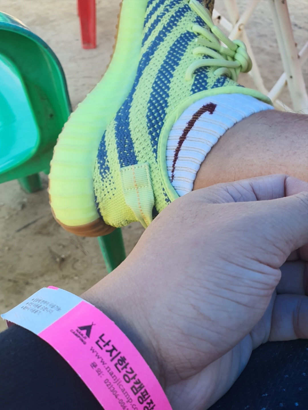 Adidas Yeezy Boost 350 V2 Semi Frozen Yellow 착용 스타일