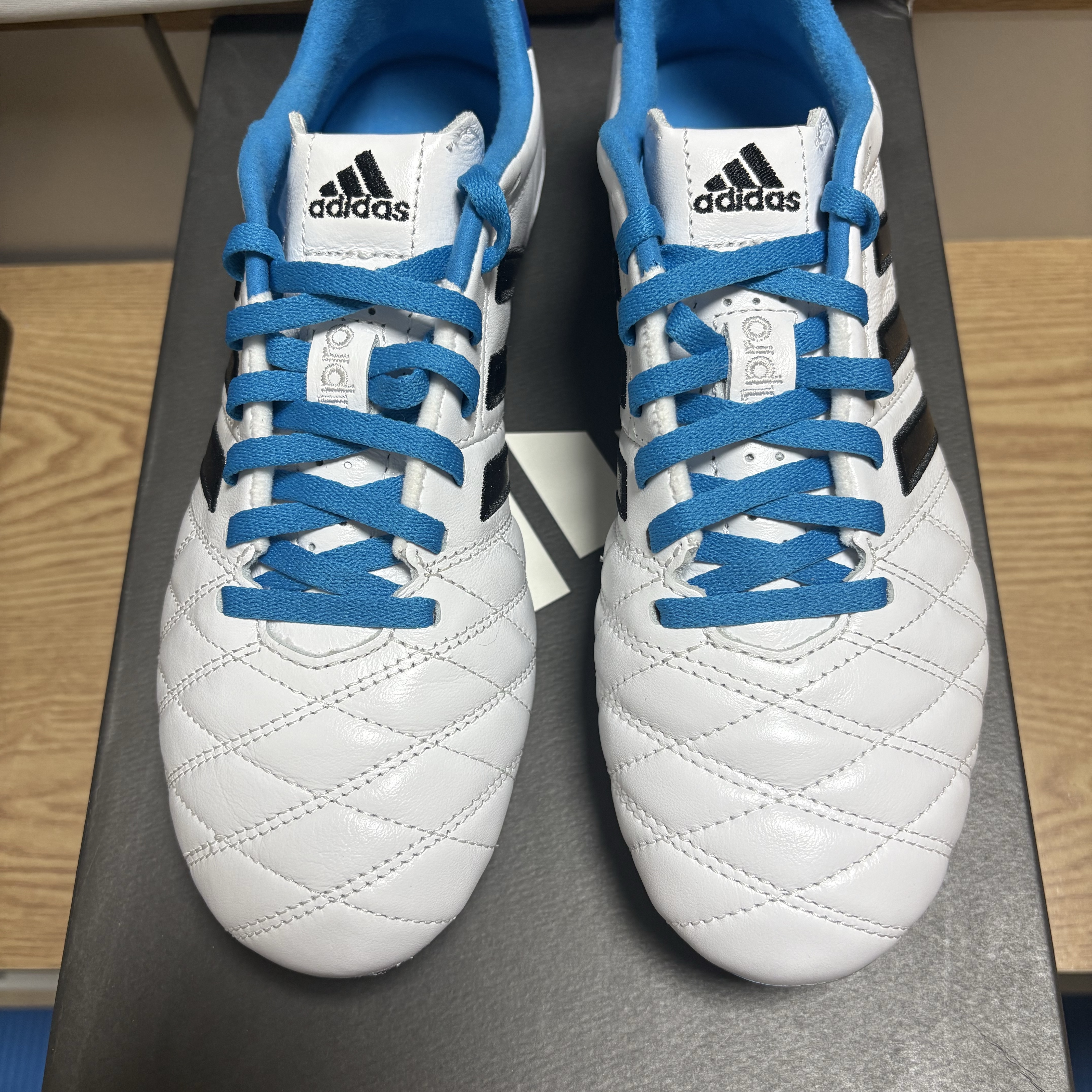 Adidas 11Pro Firm Ground Cleats Cloud White Solar Blue 착용 스타일