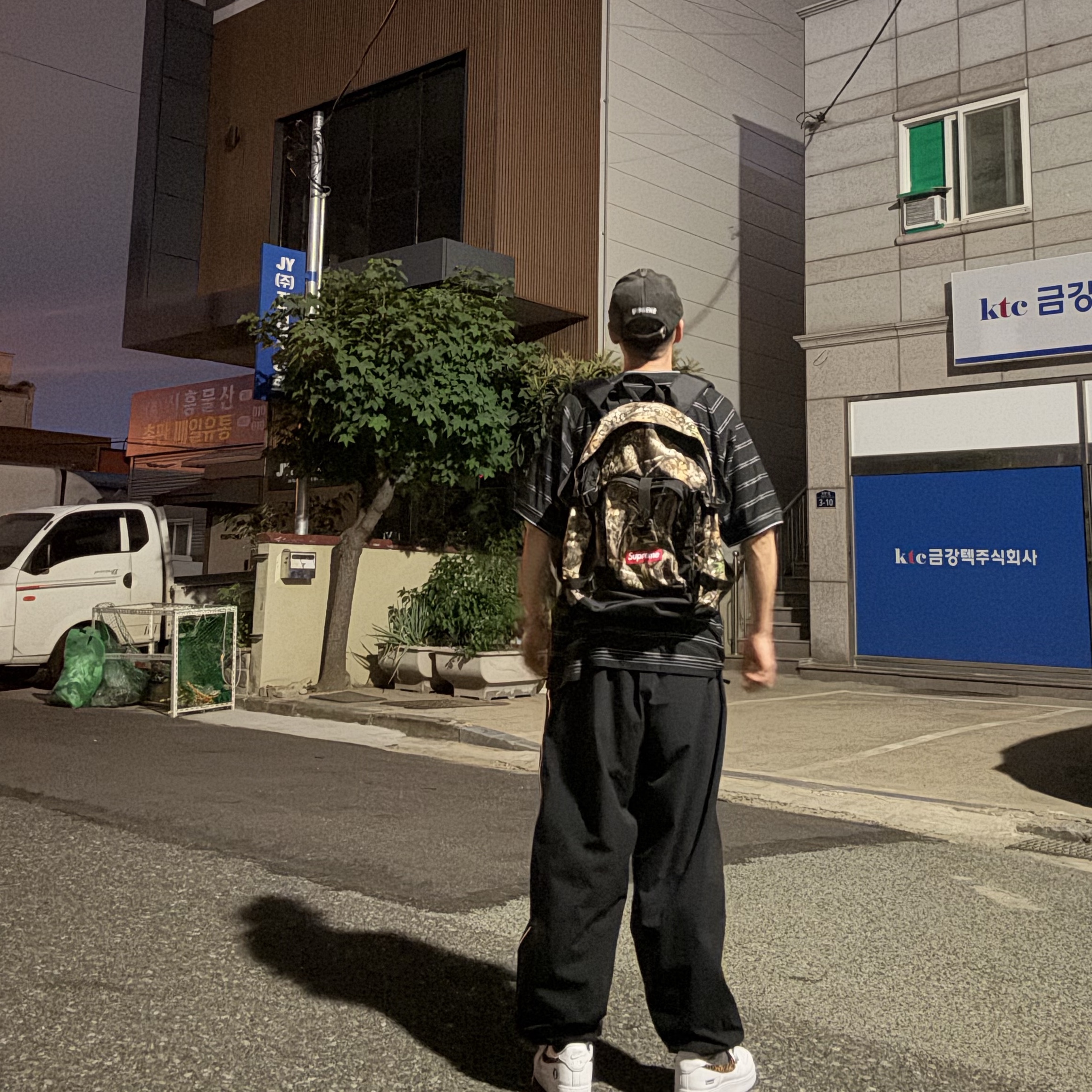 Supreme Pigment Dye 6-Panel Black - 25SS, Supreme x Umbro Stripe Soccer Jersey Black - 25SS 착용 스타일 - 2