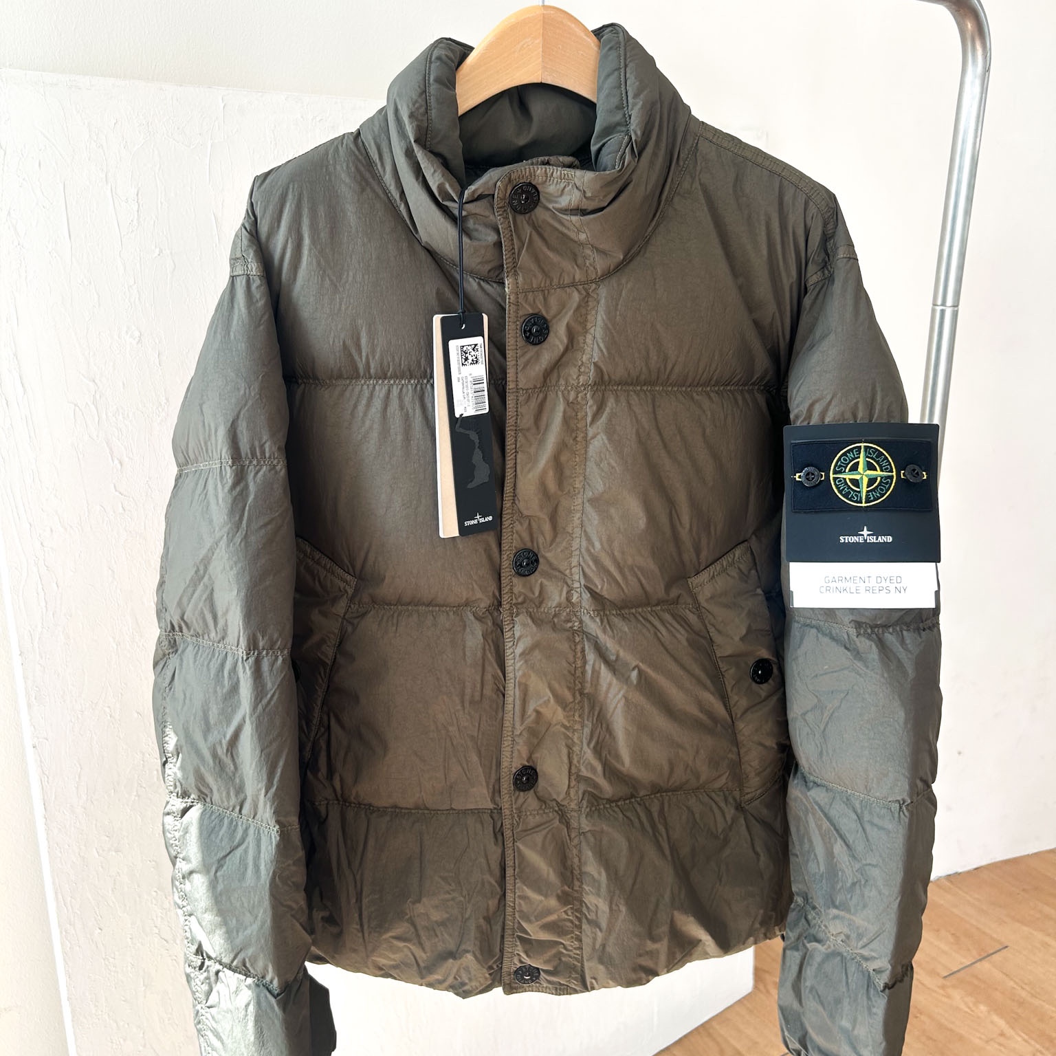 Stone Island 4100010 Crinkle Reps NY Recycled Nylon Down Jacket with Wind Resistance Military Green - 25FW 착용 스타일 - 1