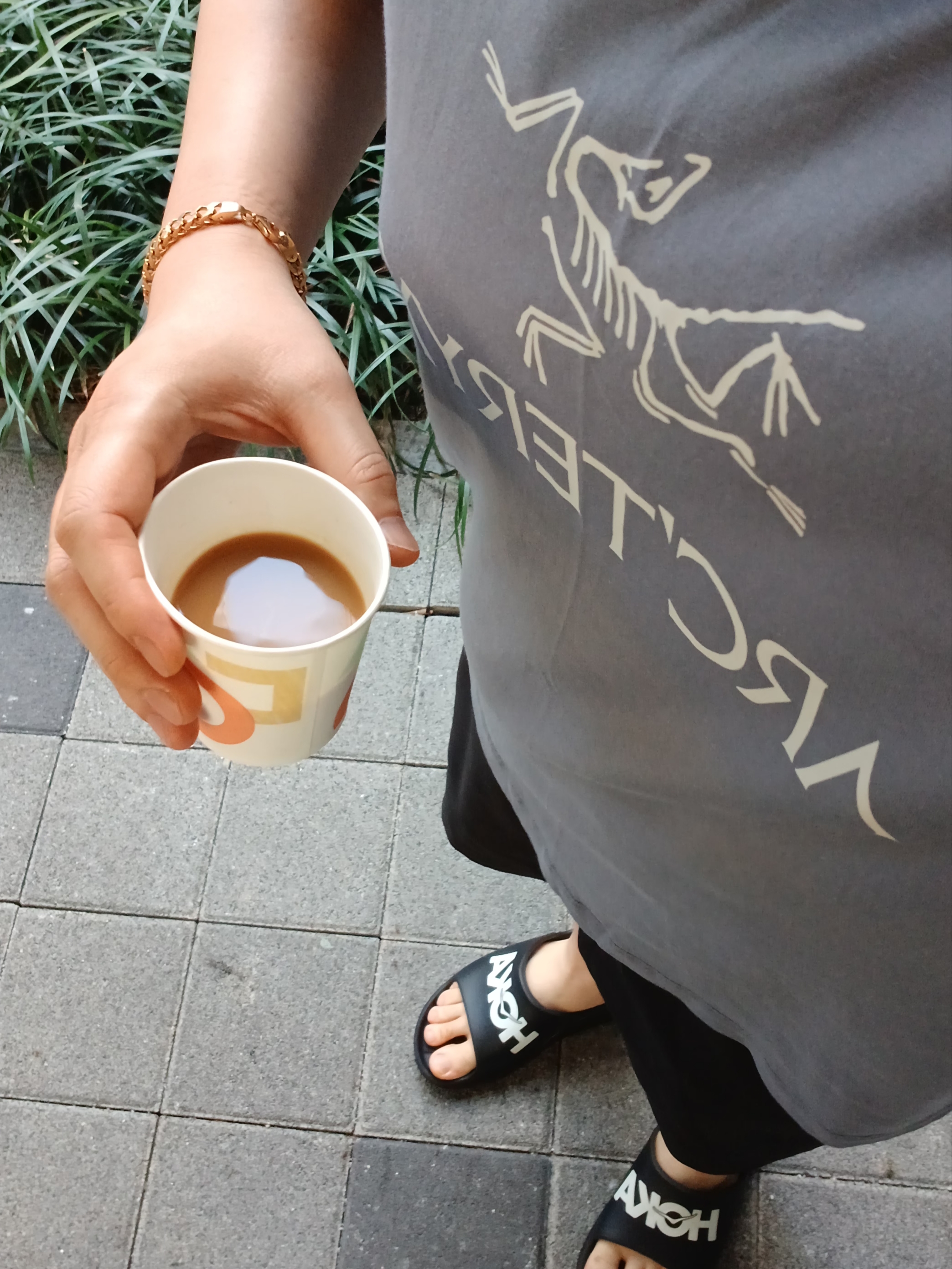 Arc'teryx Arc'word Logo SS T-Shirt Stratus Arctic Silk, Hoka Ora Athletic Slide Black White 착용 스타일 - 4