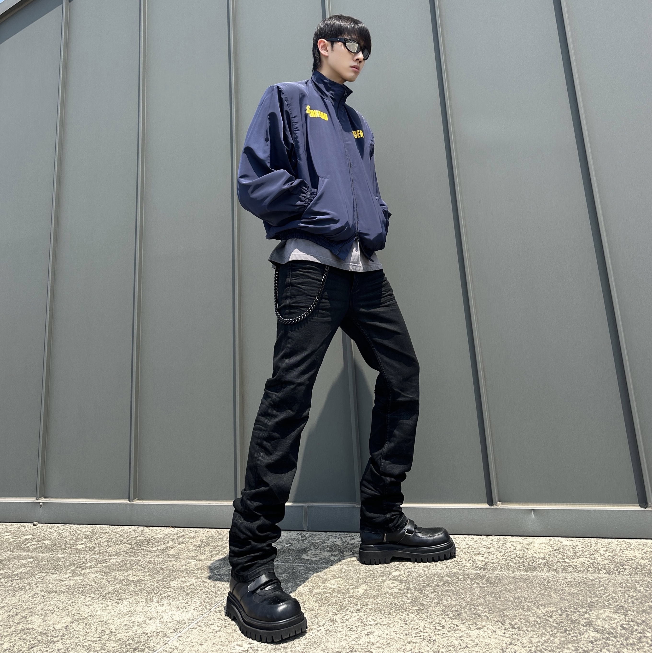 Undermycar Maigan Padded Shoulder Zip-Up Blouson India Ink - 23FW, Undermycar Black Bold Chain Slim Straight Wax Coated Jeans Black 착용 스타일 - 2