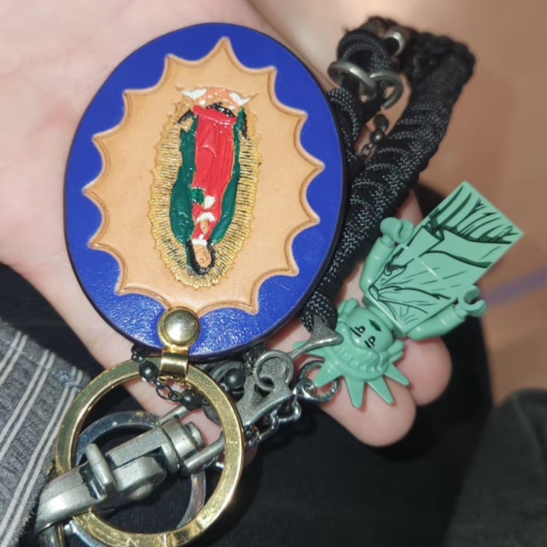 Supreme Guadalupe Leather Keychain Blue - 23FW, Lego Statue of Liberty Key Chain 착용 스타일