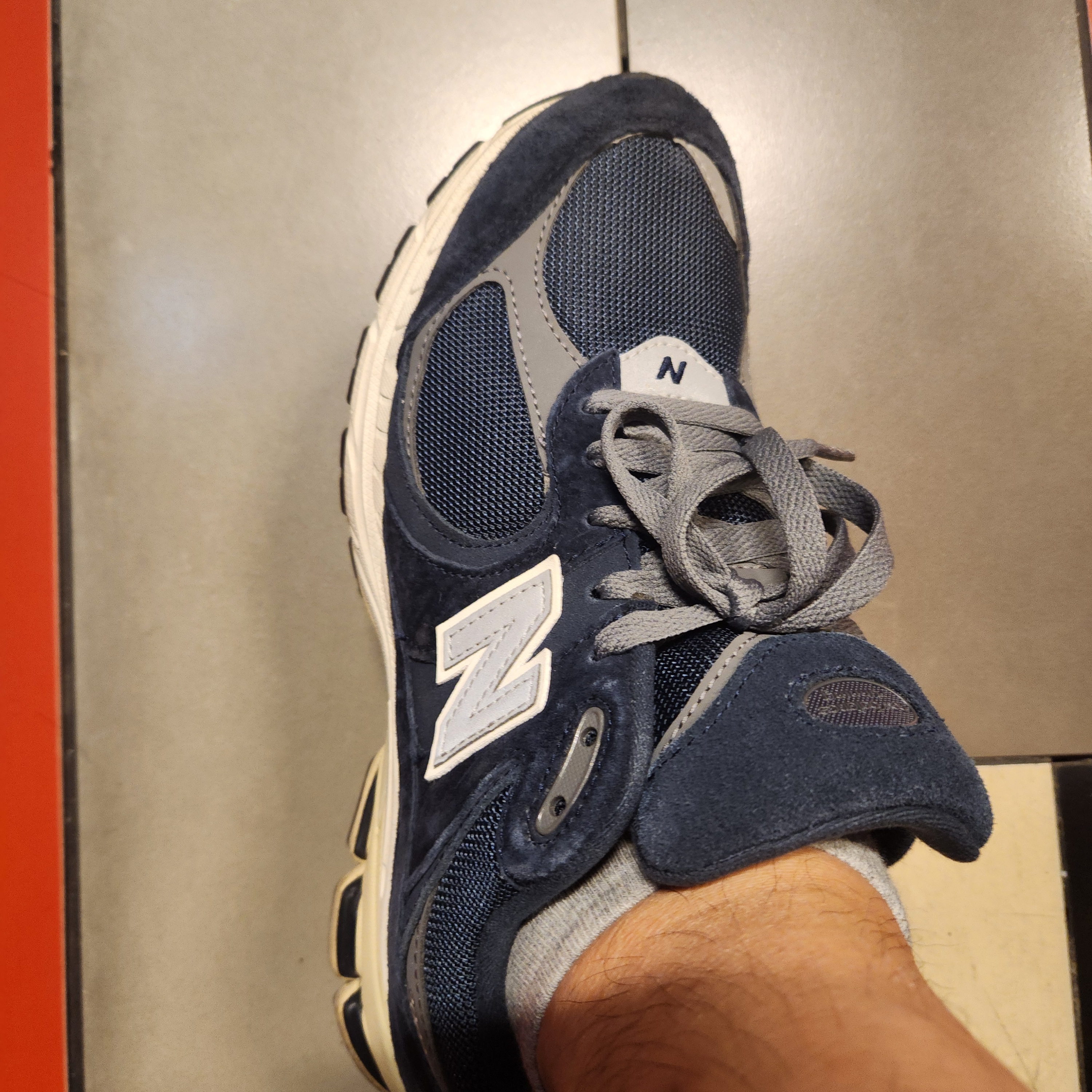 New Balance 2002R Eclipse Castlerock 착용 스타일