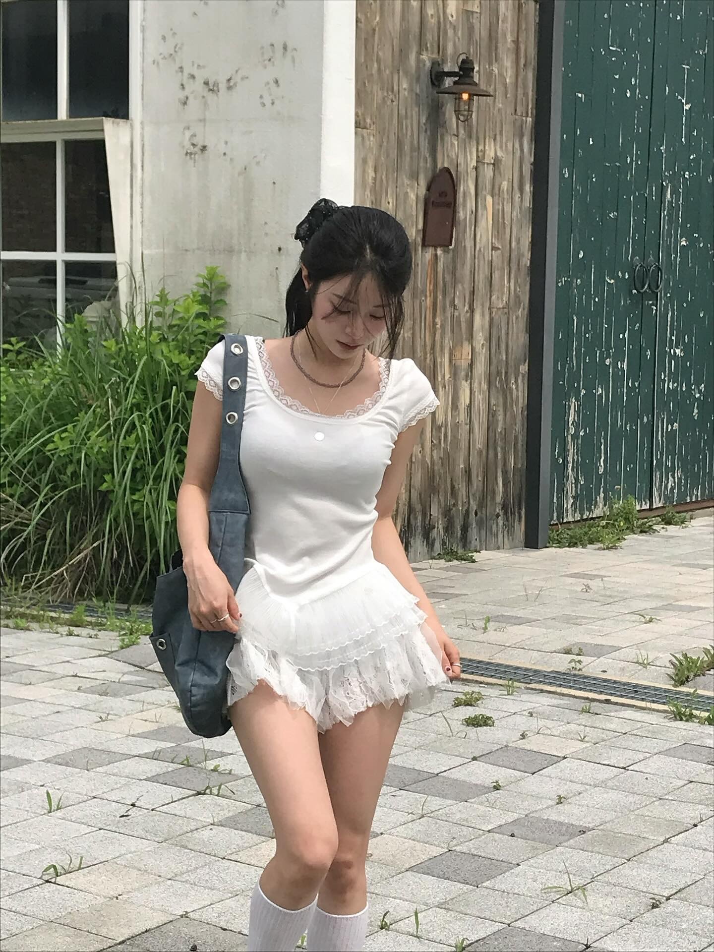 Don't Ask My Plan Square Neck Lace Frill Top-White, Don't Ask My Plan Lace Frill Floral Shorts - WHITE 착용 스타일 - 4
