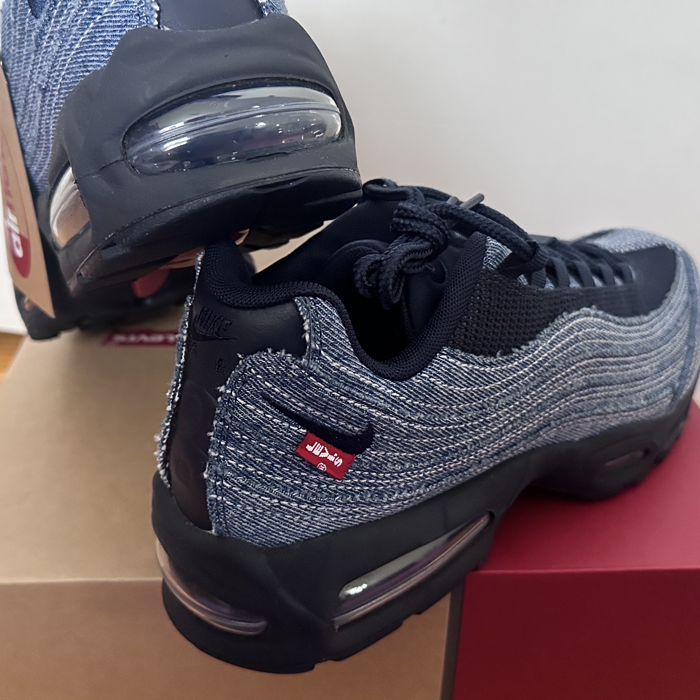 Nike x Levi's Air Max 95 Obsidian 착용 스타일 - 3