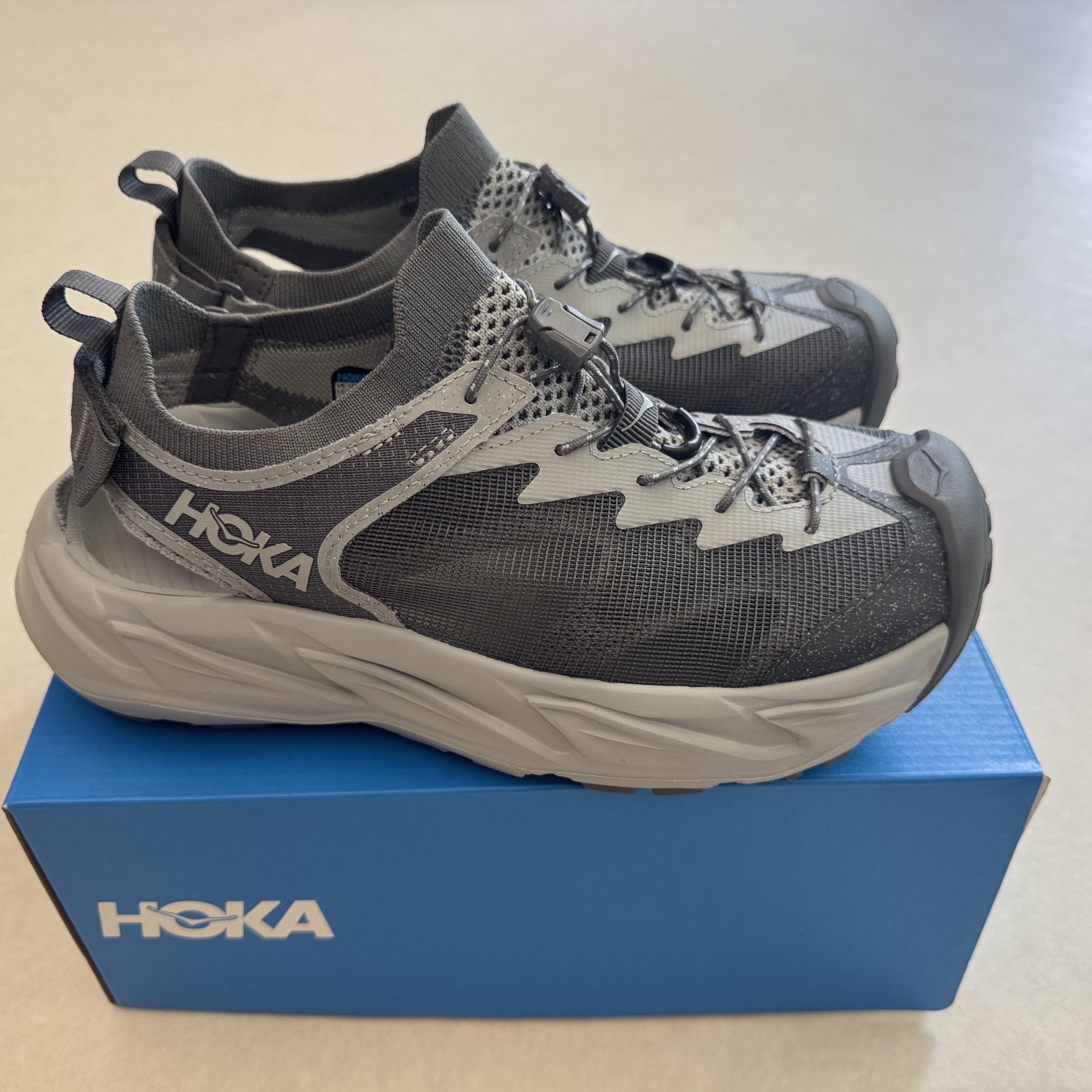 Hoka Hopara 2 Satellite Grey Stellar Grey 착용 스타일 - 3