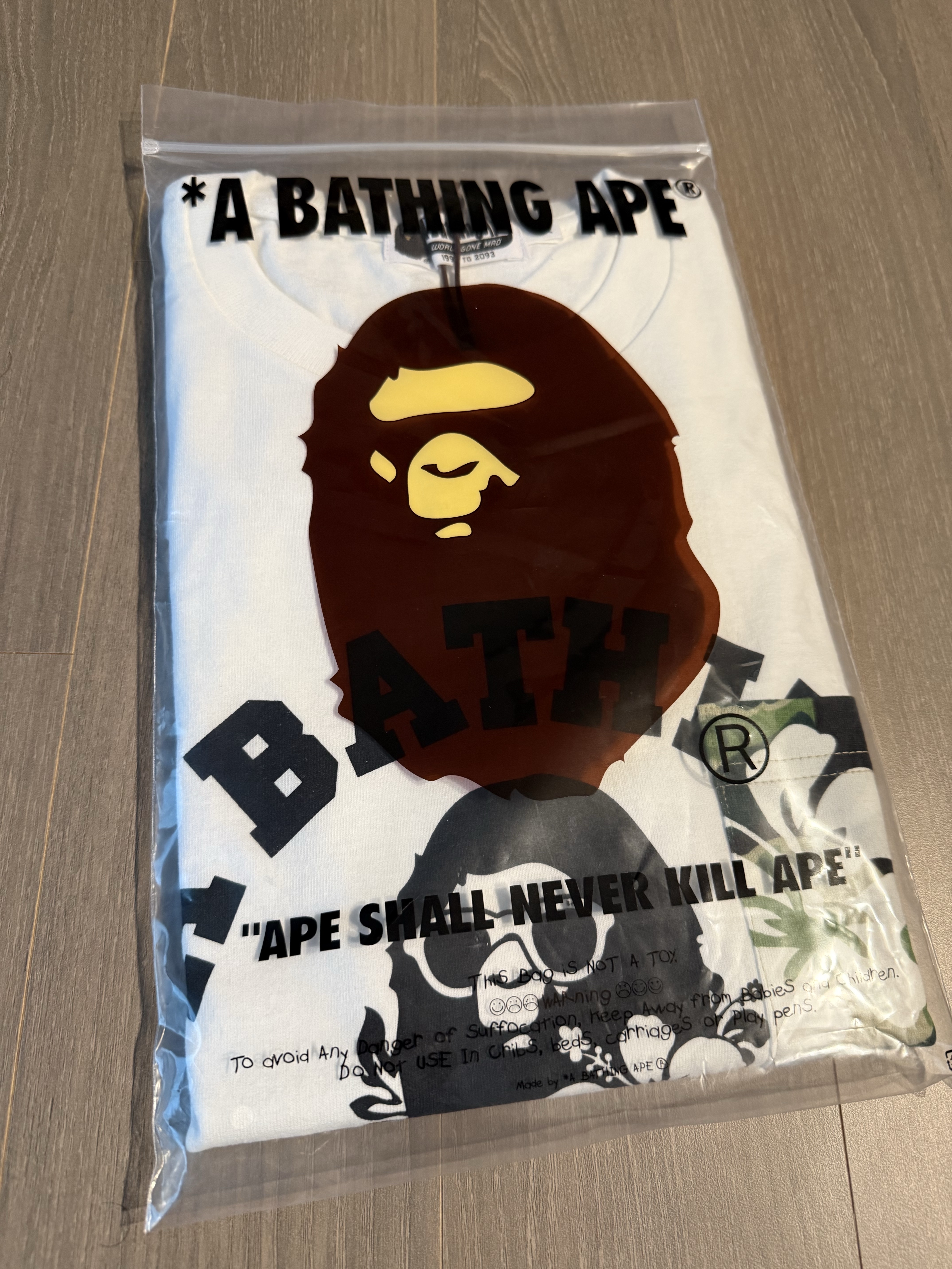 BAPE ABC Resort Camo Pocket College T-Shirt White 착용 스타일 - 2