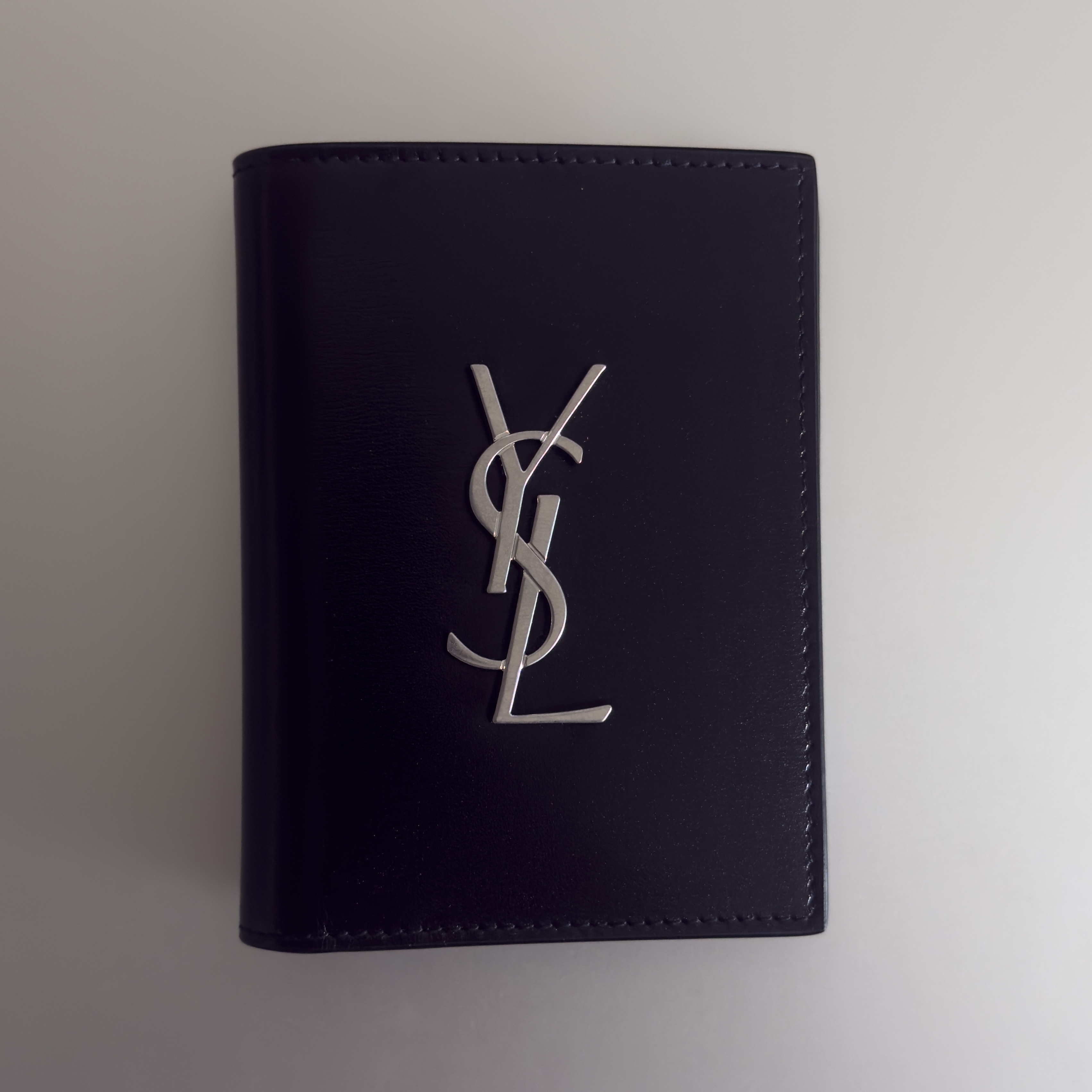 Saint Laurent Silver Monogram Credit Card Wallet in Smooth Leather Black 착용 스타일