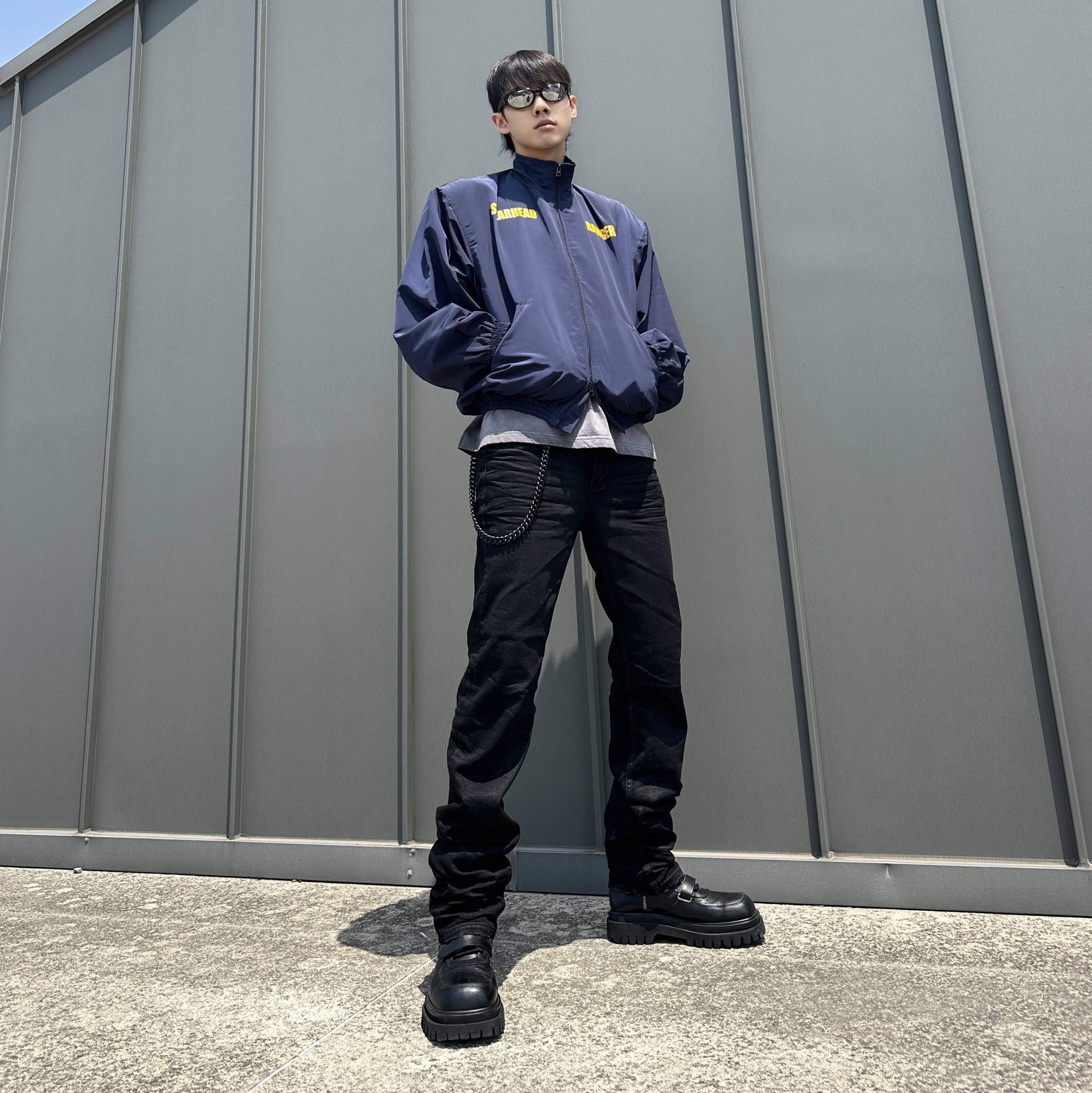 Undermycar Maigan Padded Shoulder Zip-Up Blouson India Ink - 23FW, Undermycar Black Bold Chain Slim Straight Wax Coated Jeans Black 착용 스타일 - 3