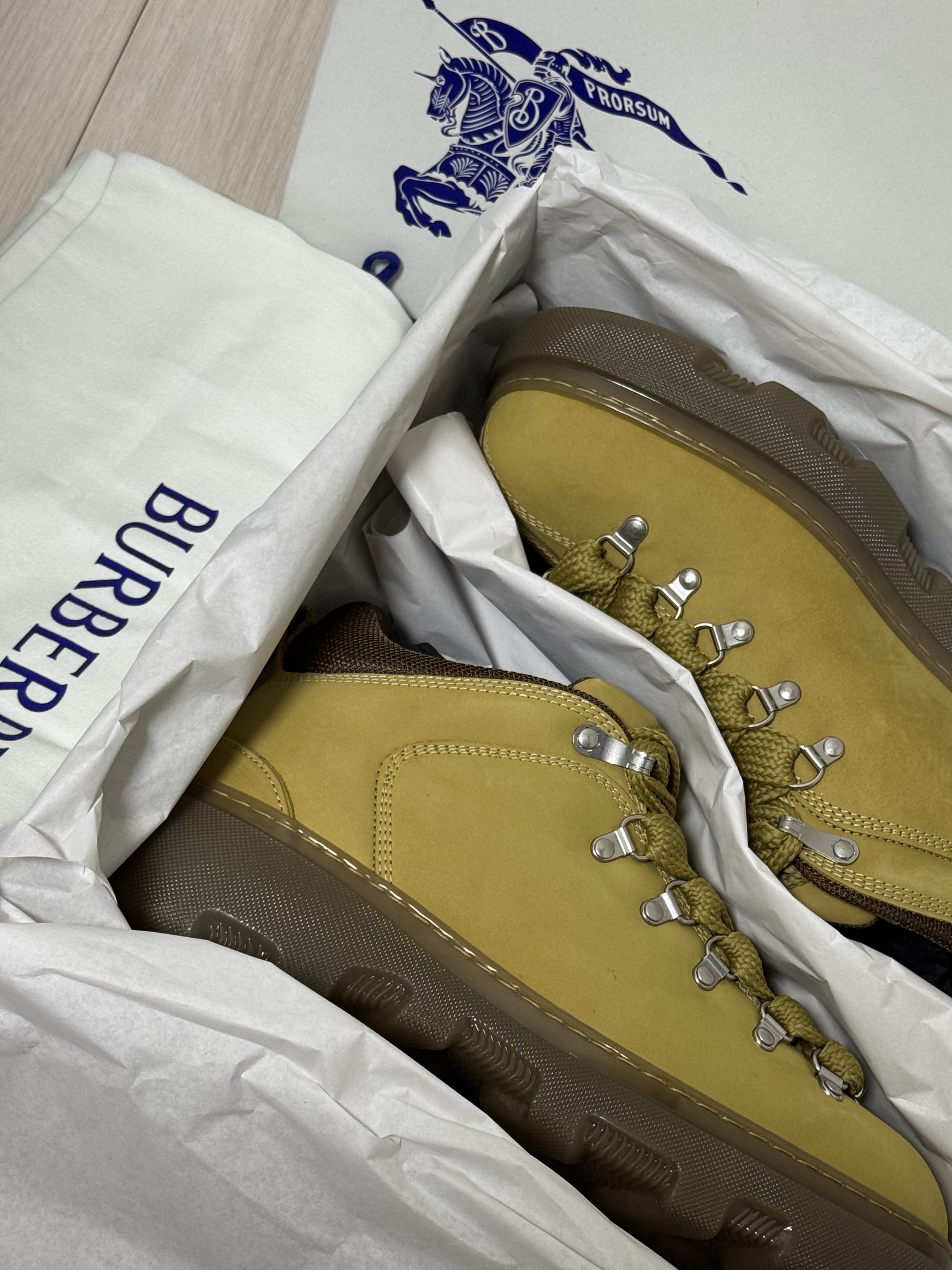 Burberry Leather Trek Boots Black, Burberry Trek Boots Manilla 착용 스타일 - 2
