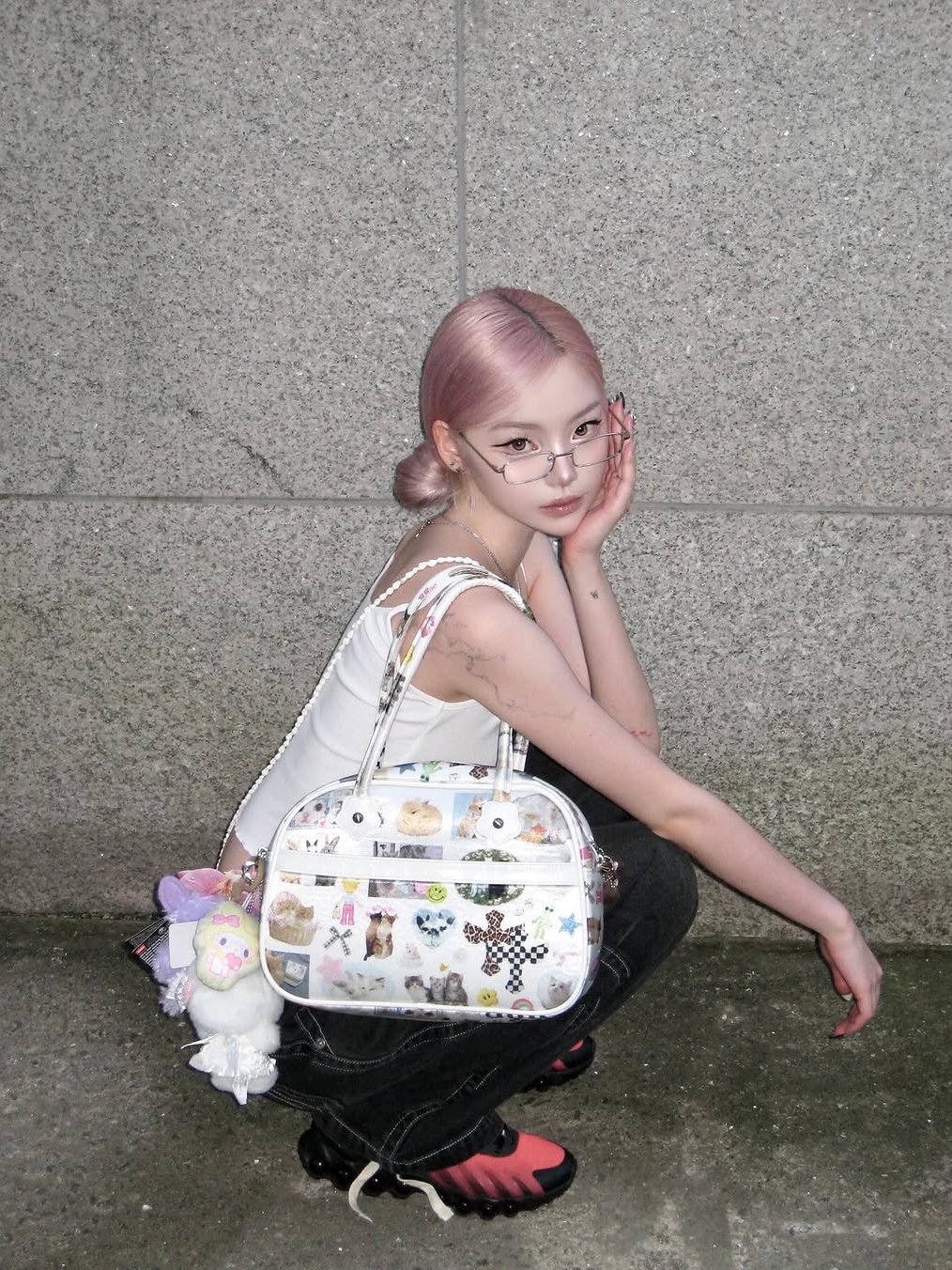 UnsteadyMarket Collage Tote Bag 착용 스타일 - 1