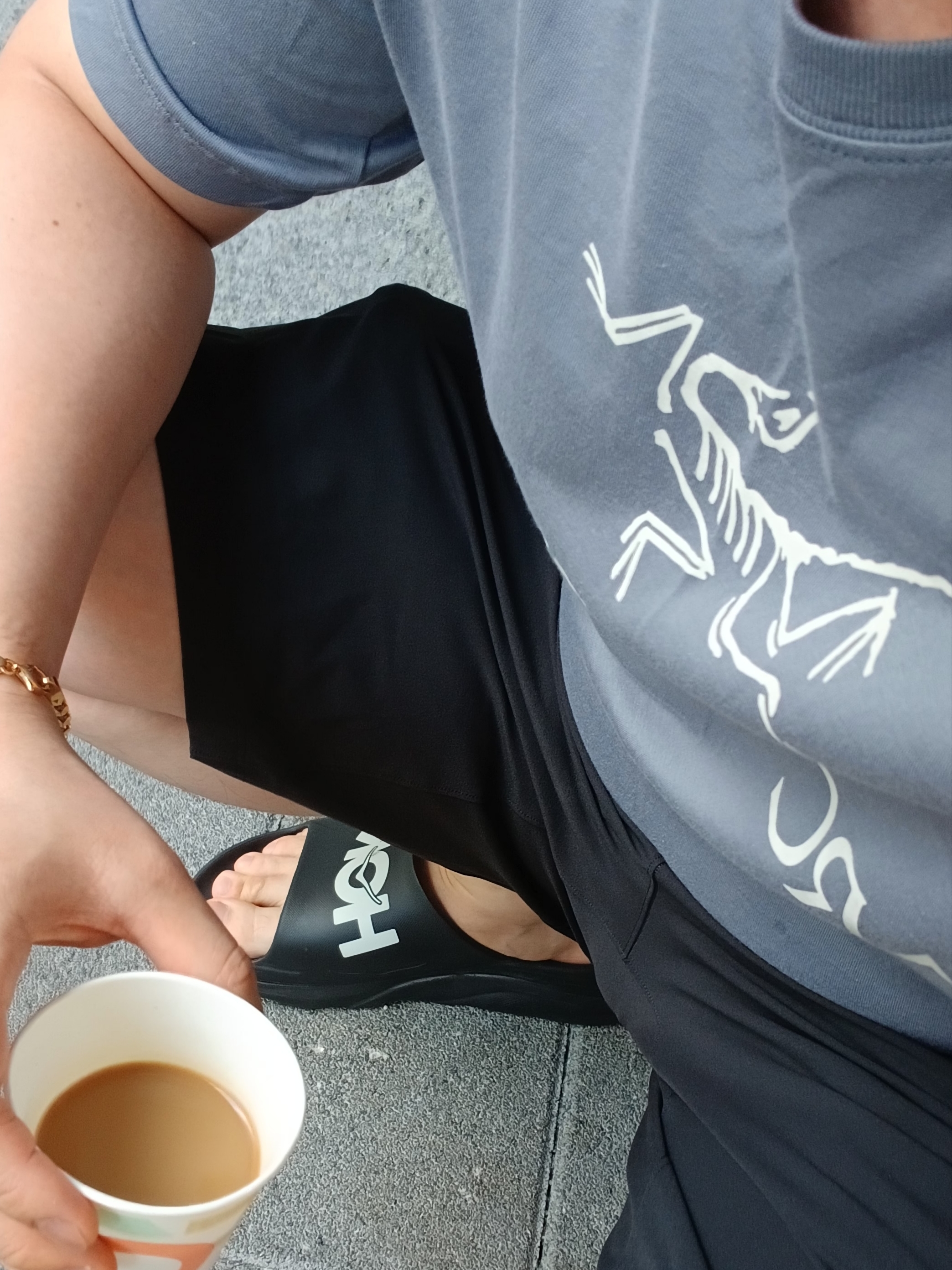 Arc'teryx Arc'word Logo SS T-Shirt Stratus Arctic Silk, Hoka Ora Athletic Slide Black White 착용 스타일 - 3