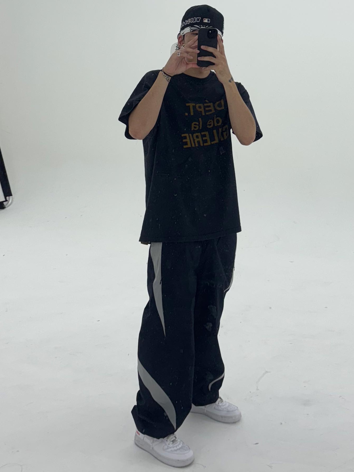 Nike x Supreme Air Force 1 Low White, New Era x Fear of God Essentials MLB 59FIFTY Fitted Cap Black 착용 스타일 - 3