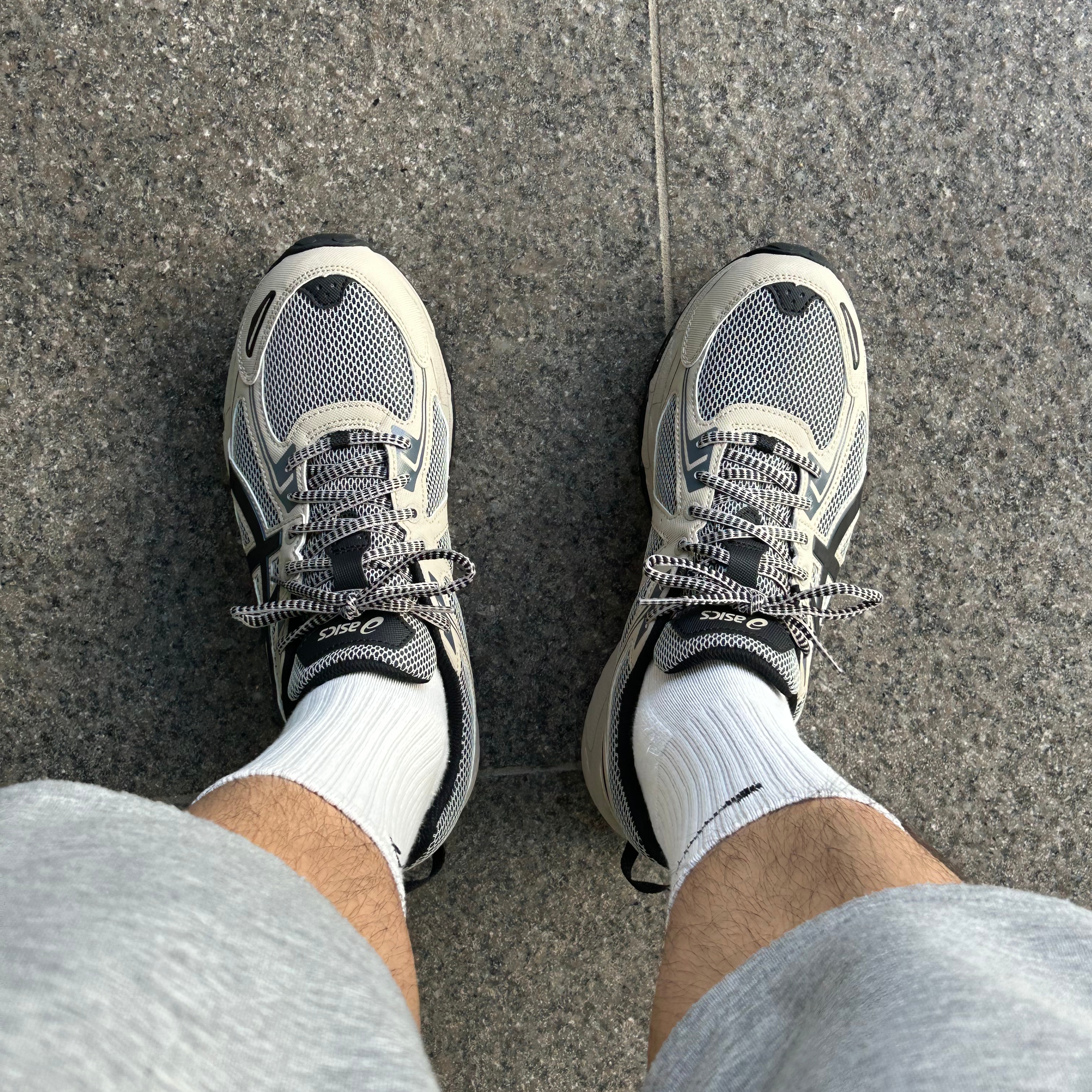 Asics Gel-Venture 6 Feather Grey Black 착용 스타일