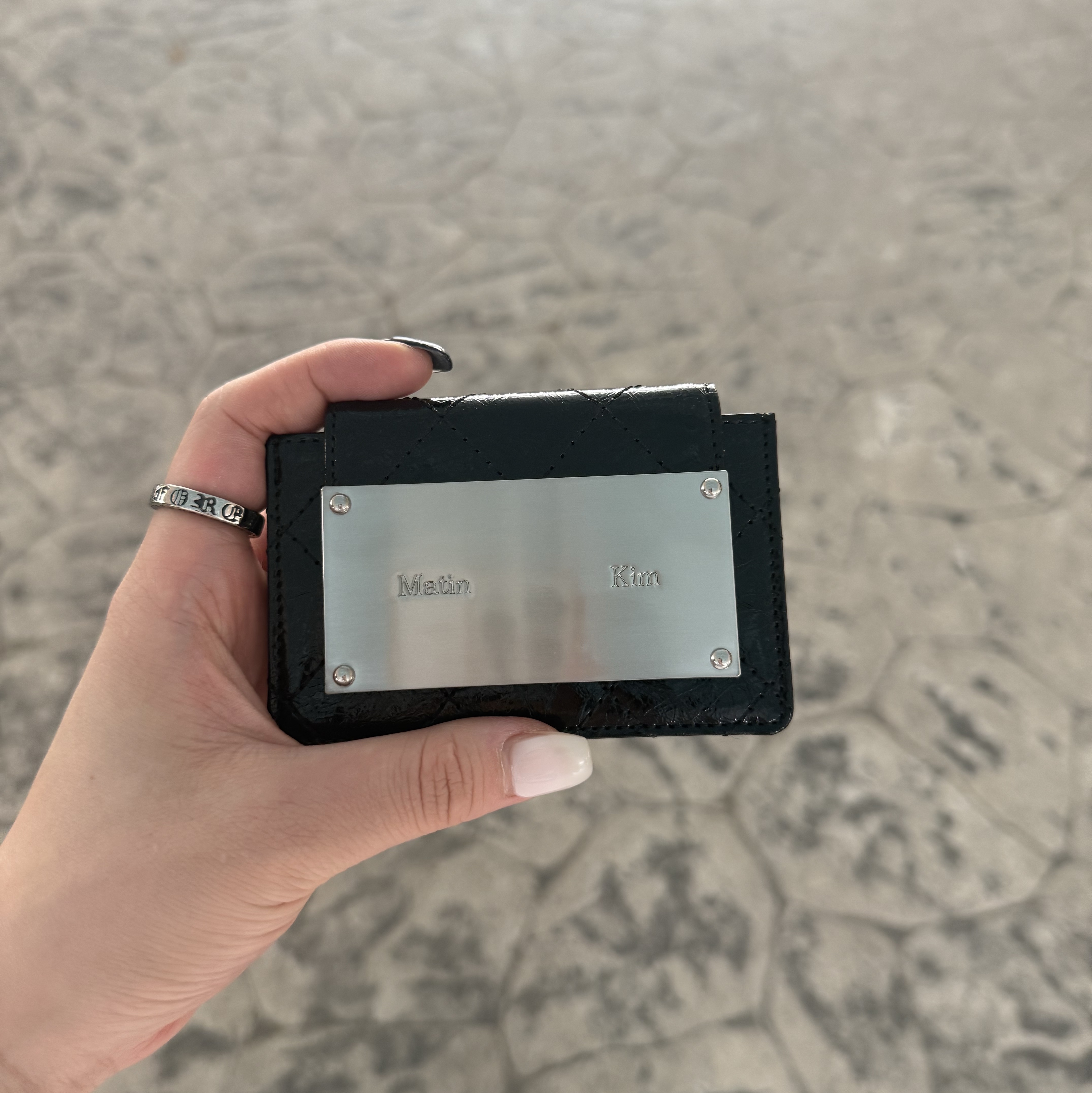 Matin Kim Quilting Accordion Wallet Black 착용 스타일
