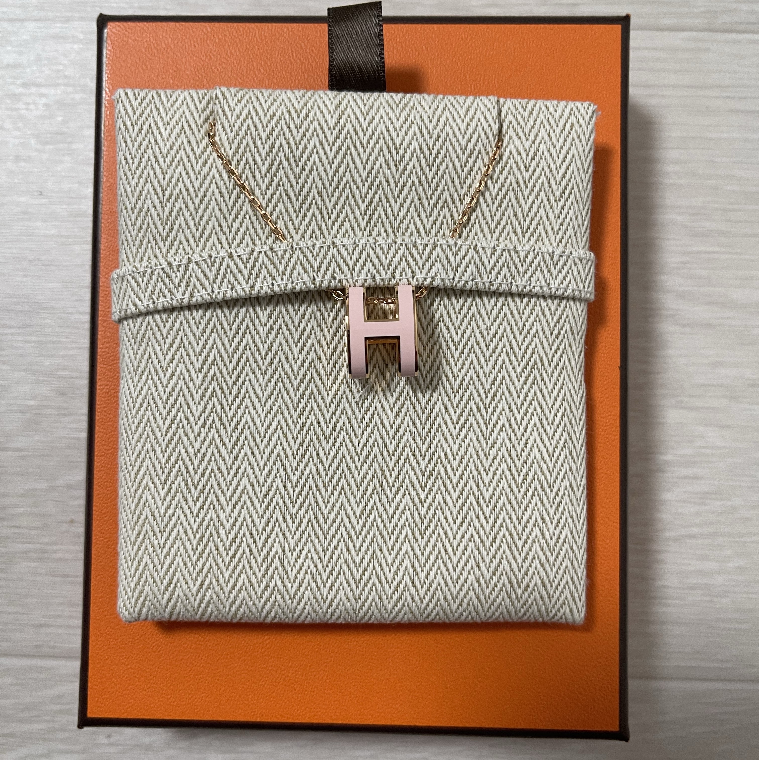 (W) Hermes Pop H Pendant Rose Gold & Rose Dragee 착용 스타일 - 2