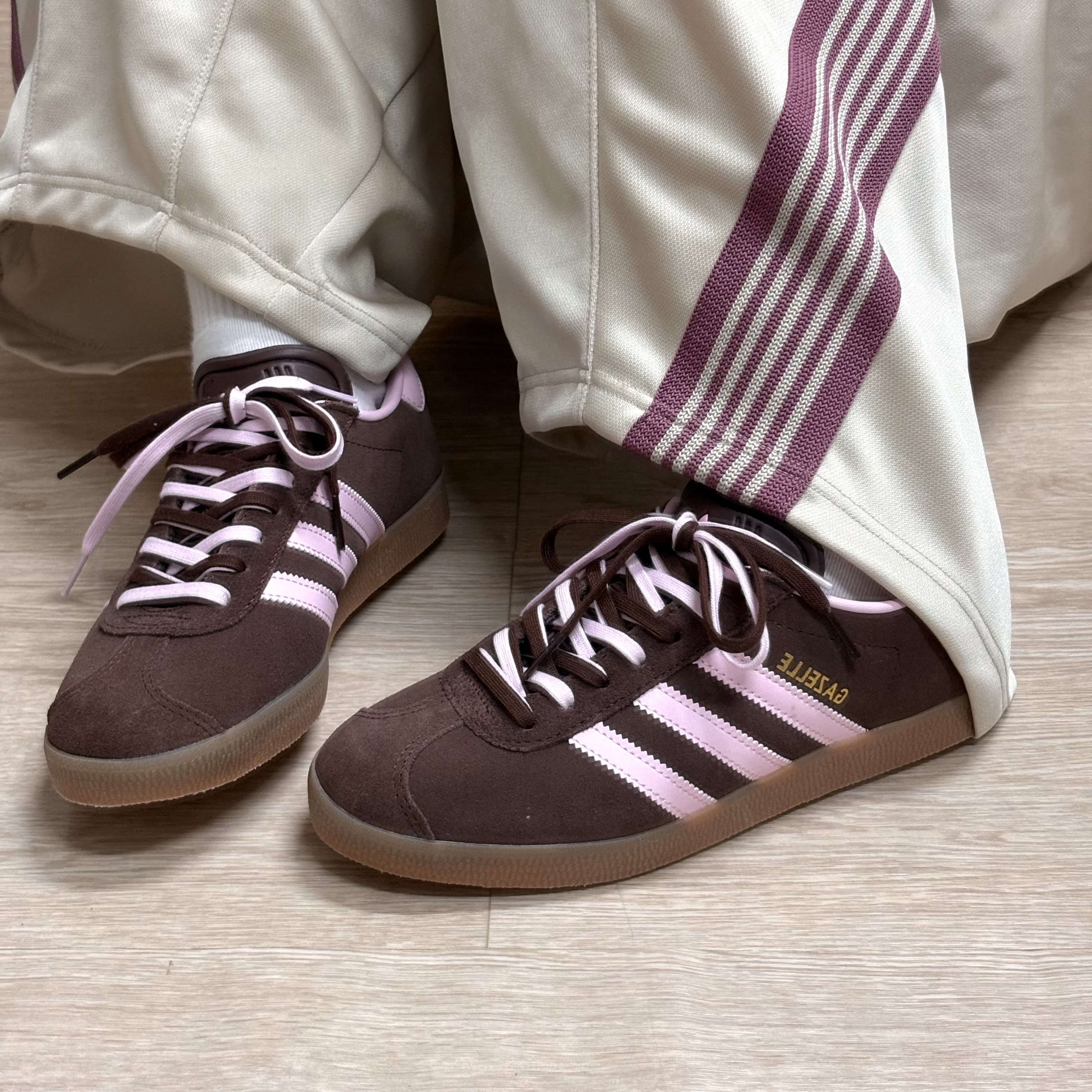 Adidas Gazelle Auburn Clear Pink, Needles H.D. Track Pants Poly Smooth Ivory 착용 스타일