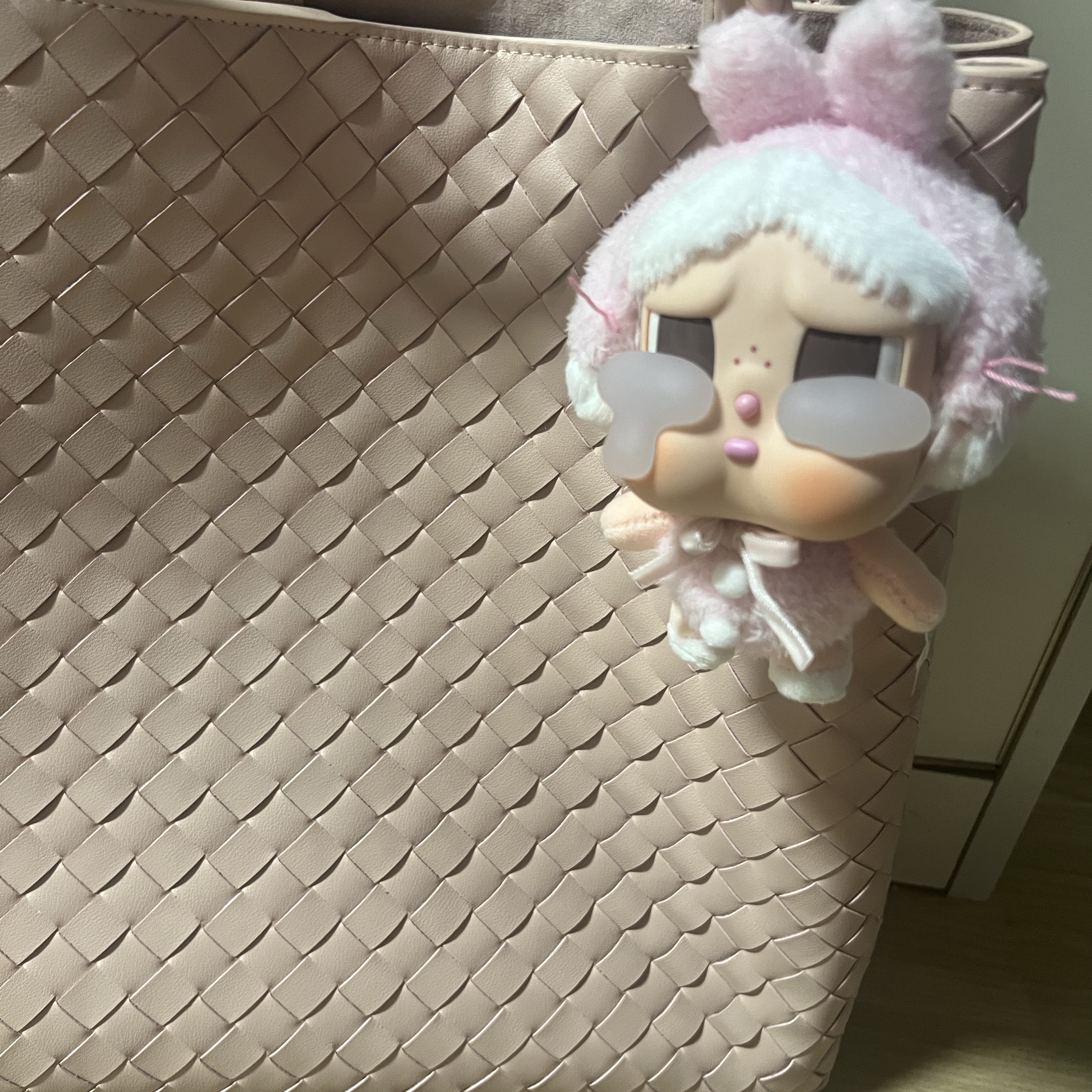 Pop Mart Crybaby Crying Again Series Plush Keyring I'll Give You All My Love (Opened Case) 착용 스타일