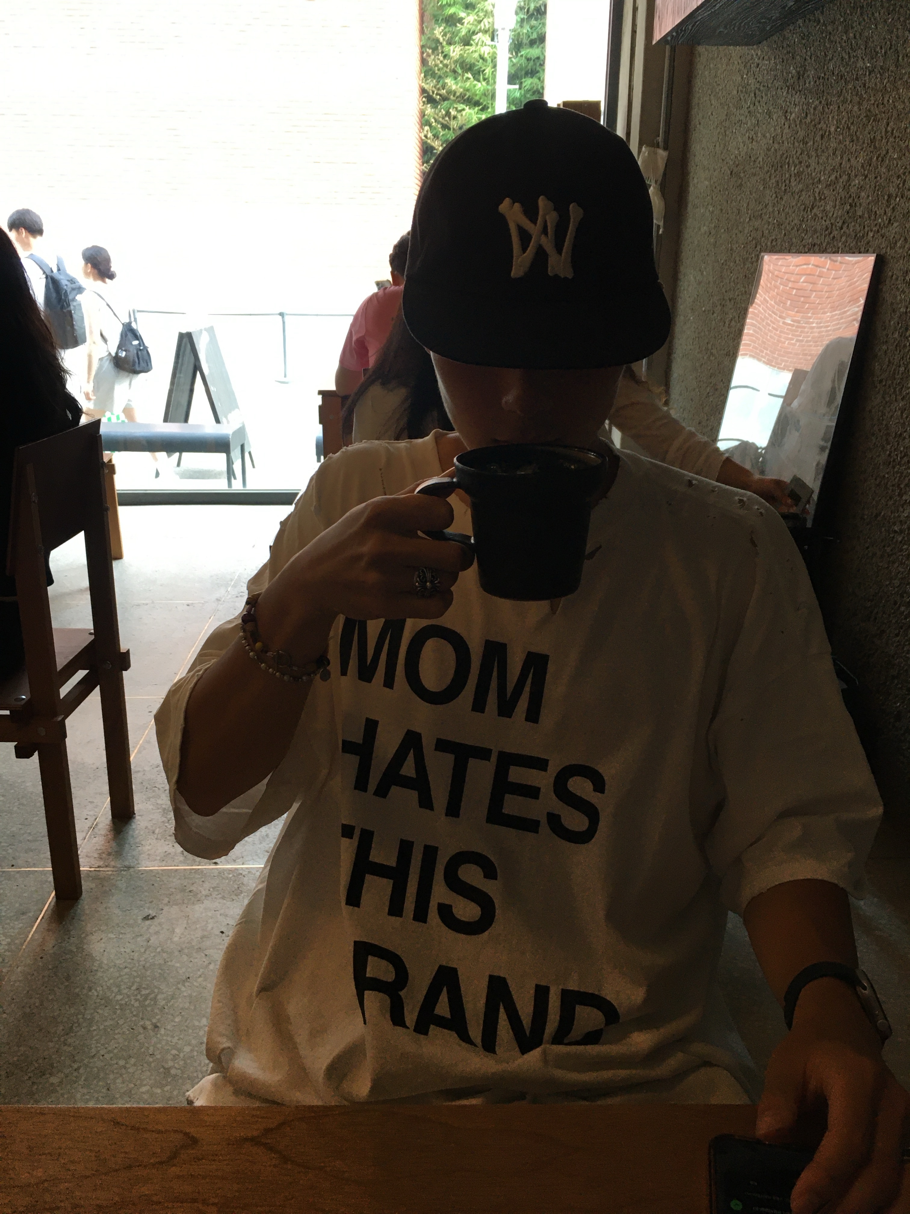 Aoiro 6-Panel Bone A/N Cap Black, Hommless Mom Hates This Brand VTG Tee White 착용 스타일