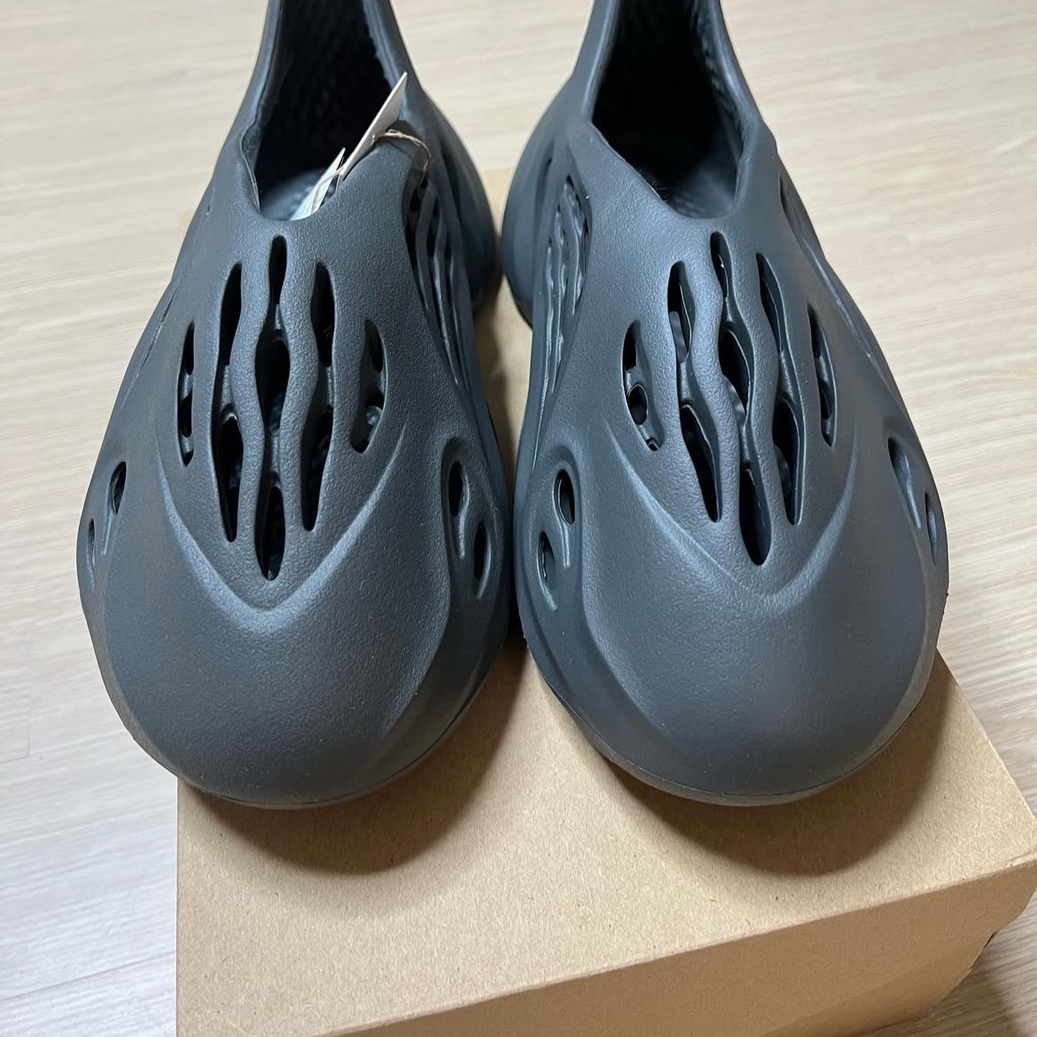 Adidas Yeezy Foam RNNR Carbon 착용 스타일