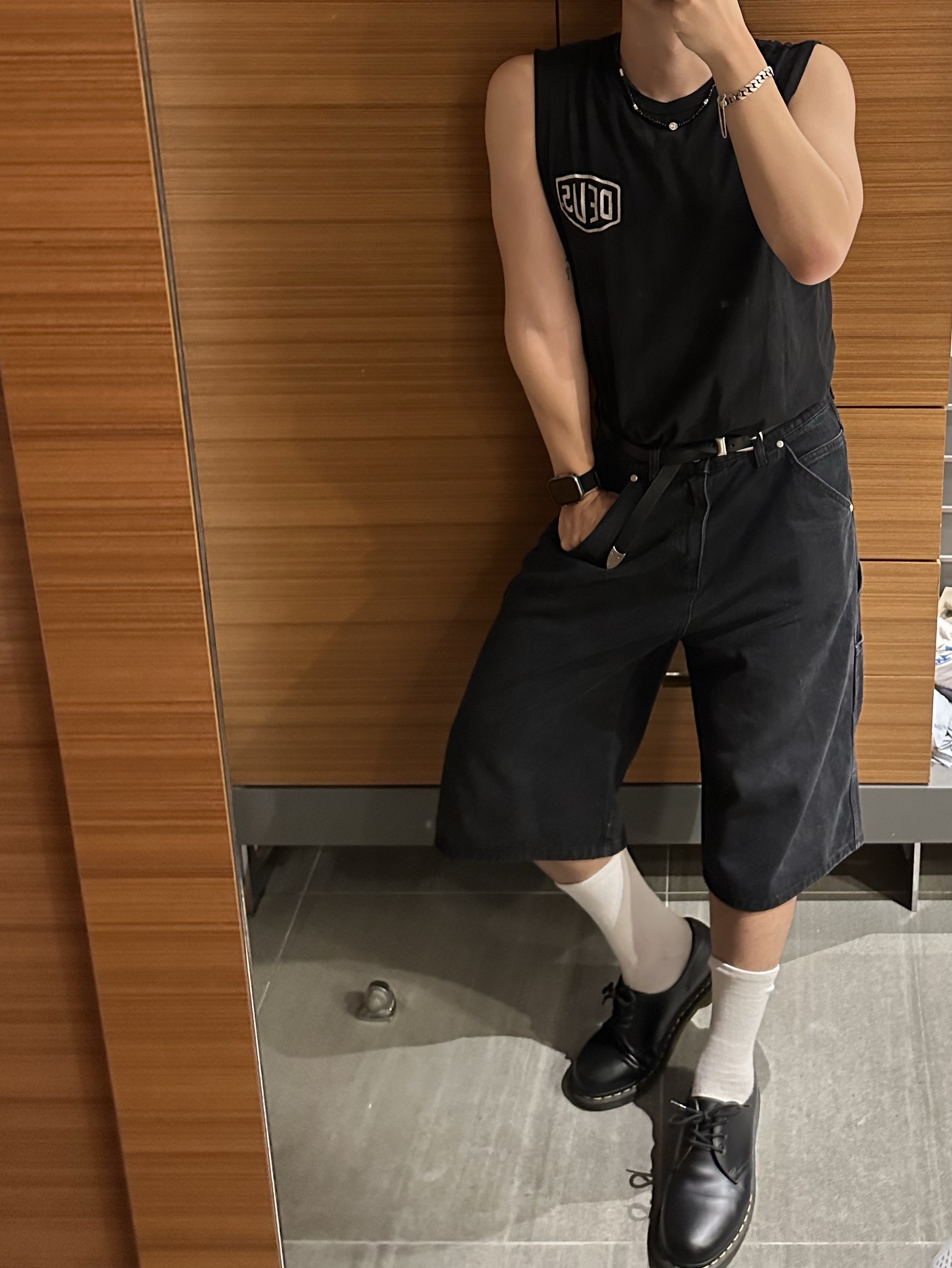 Deus Ex Machina Seoul College Address Muscle Black, Dr. Martens 1461 Smooth Black 착용 스타일