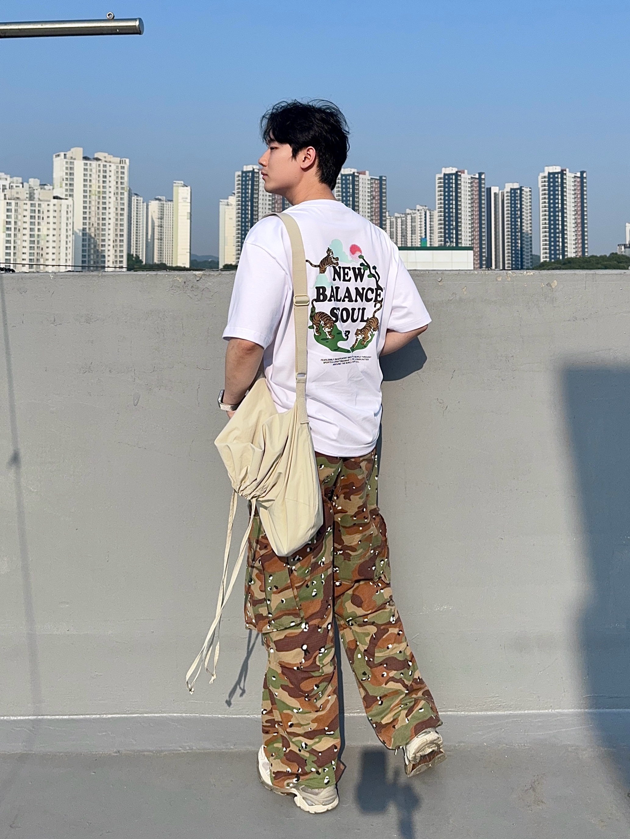 New Balance Seoul Tiger Semi Over Fit T-Shirt White, Asics x Dime GT-2160 Arctic Wolf London Fog 착용 스타일 - 10