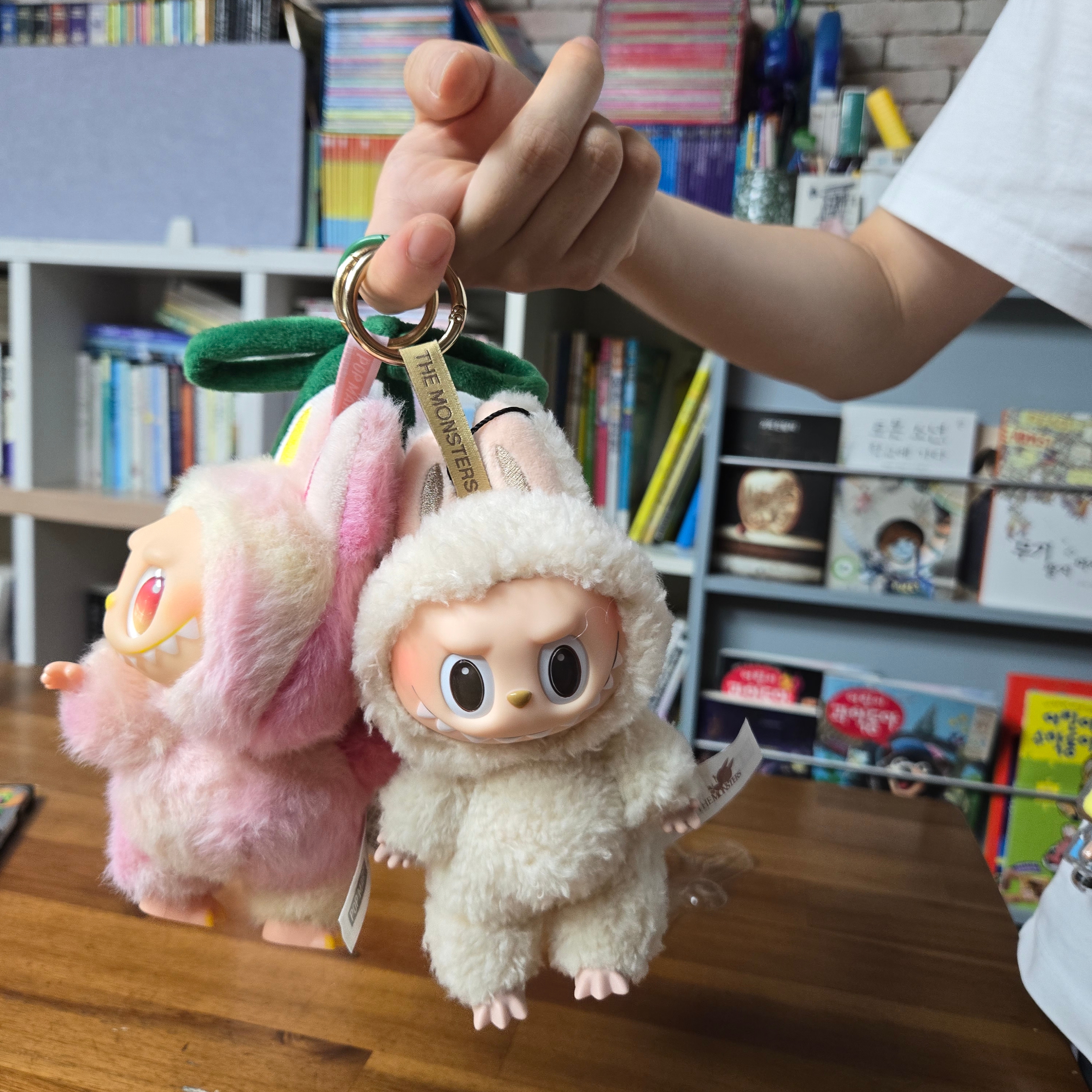 Pop Mart Labubu The Monsters Labubu Tasty Macarons Series Soymilk Keyring 착용 스타일 - 1