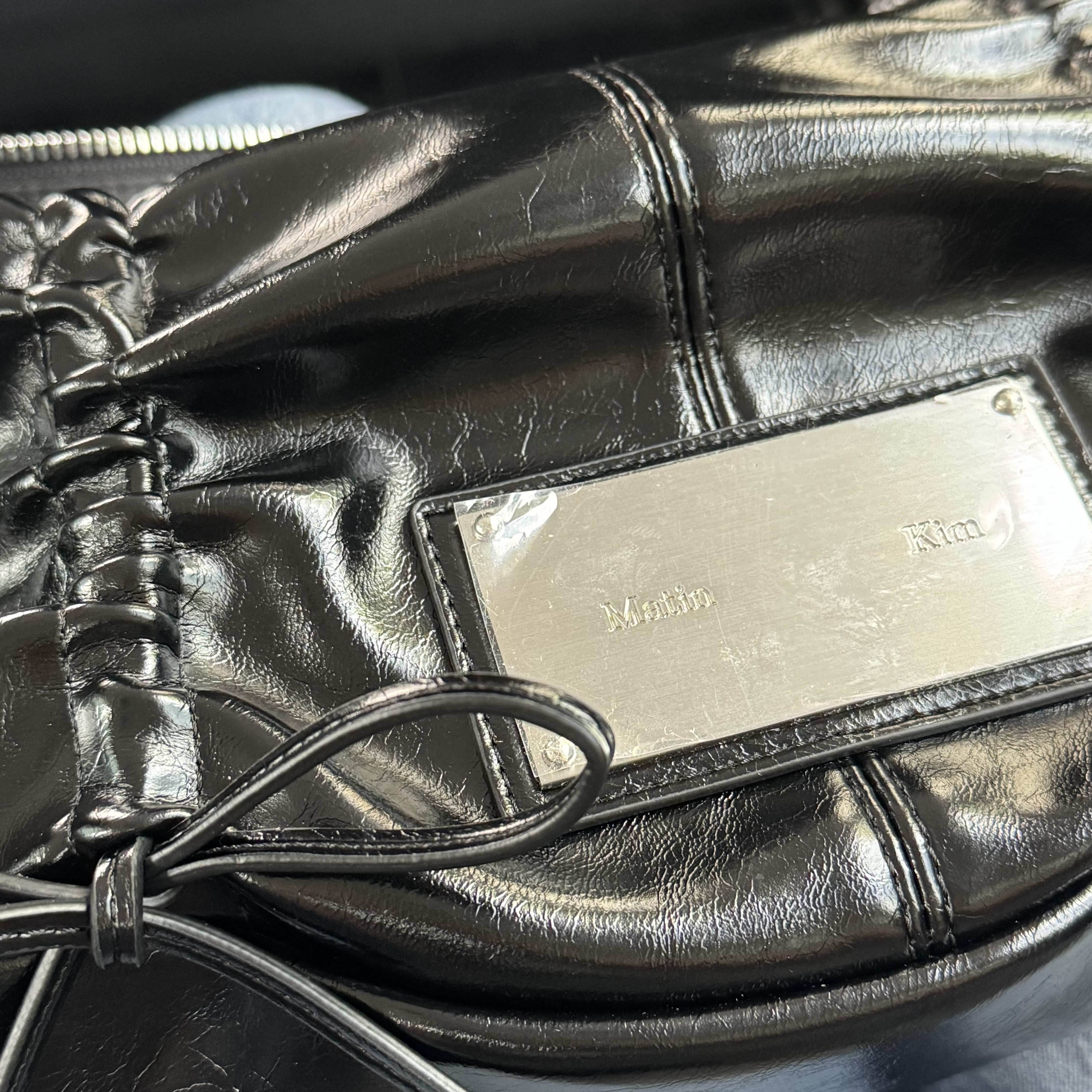 Matin Kim Half Shirring Ribbon Round Bag Black 착용 스타일