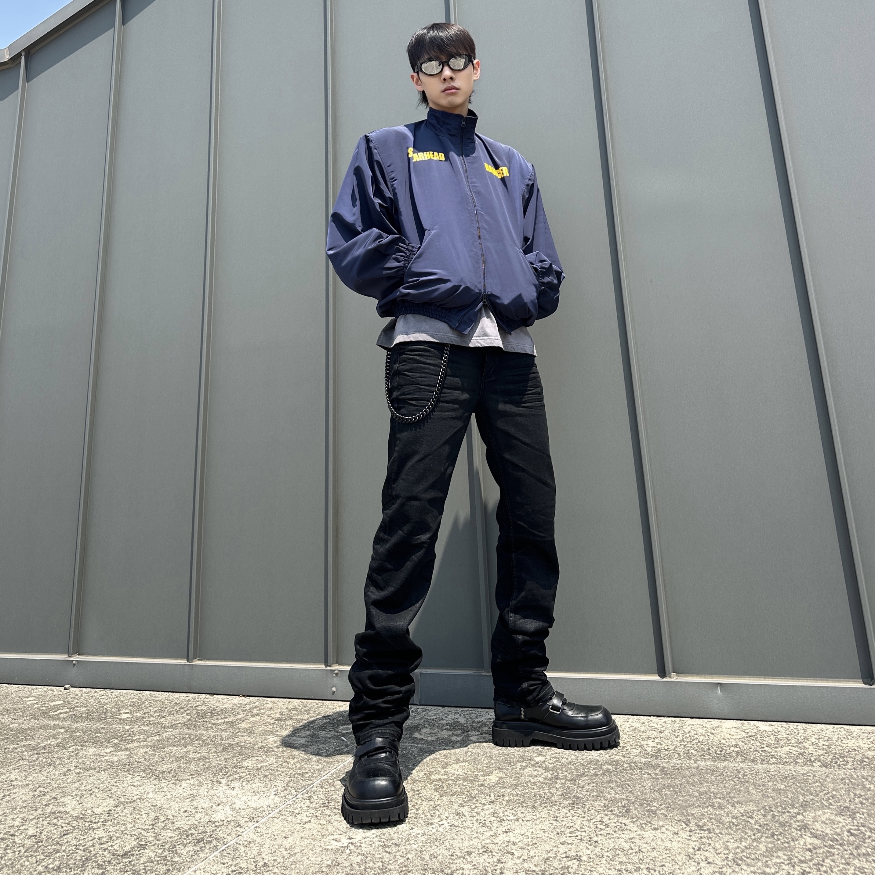 Undermycar Maigan Padded Shoulder Zip-Up Blouson India Ink - 23FW, Undermycar Black Bold Chain Slim Straight Wax Coated Jeans Black 착용 스타일 - 1