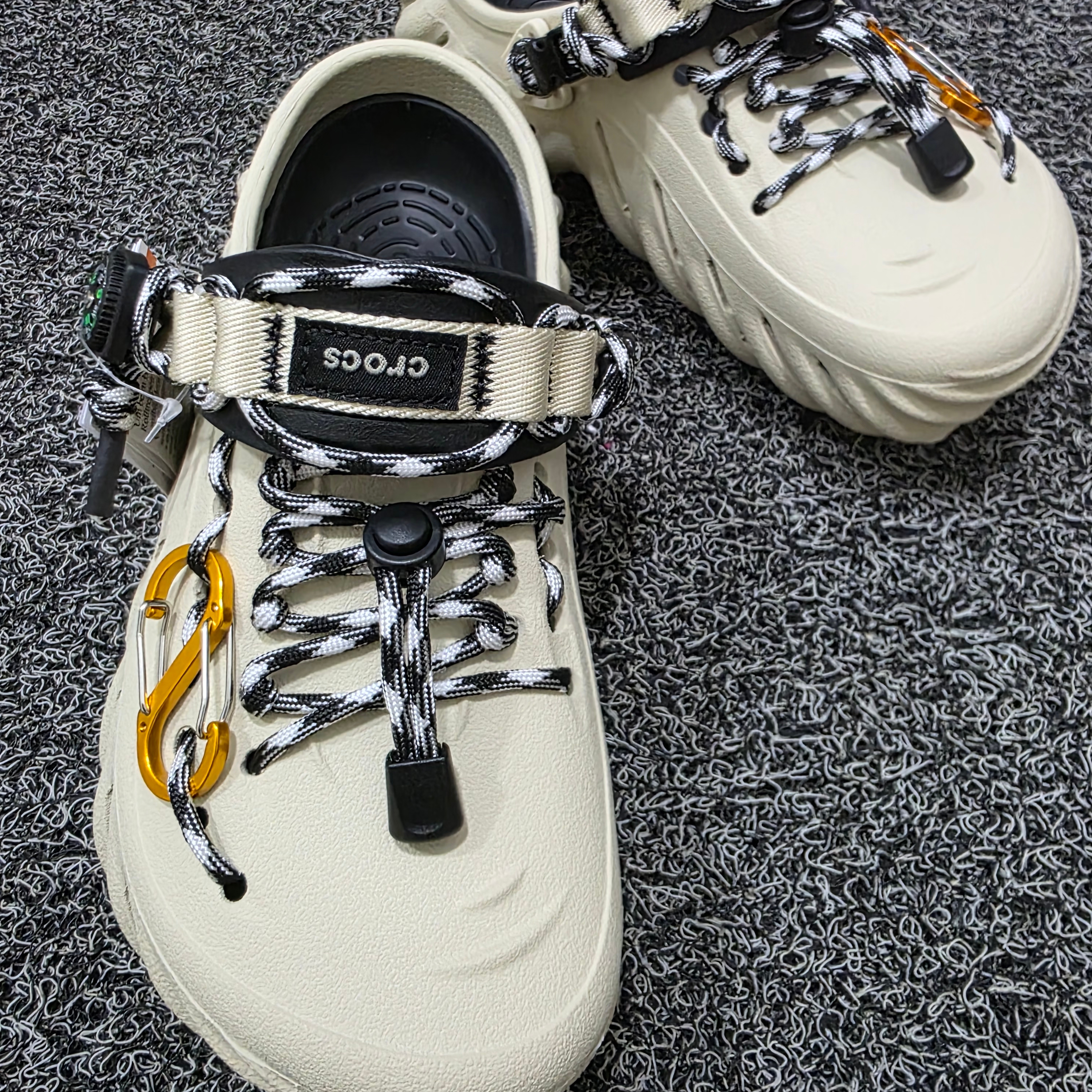 Crocs Echo Clog Bone Black 착용 스타일 - 6