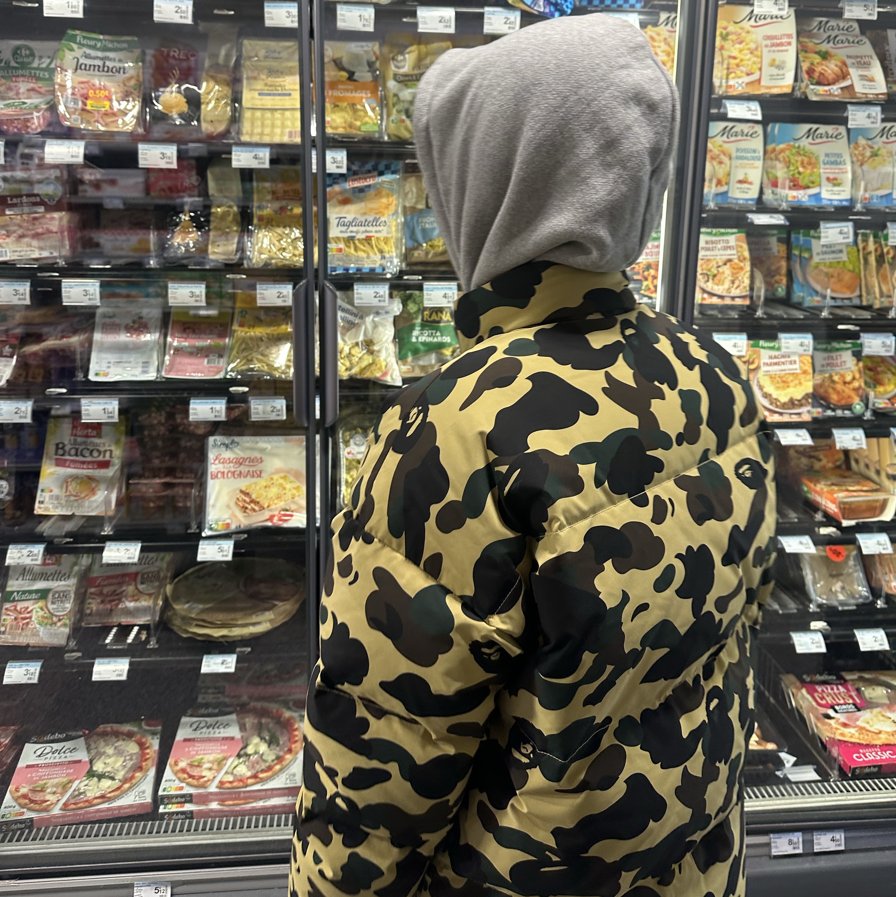BAPE 1st Camo Reversible Down Jacket Yellow 착용 스타일 - 4