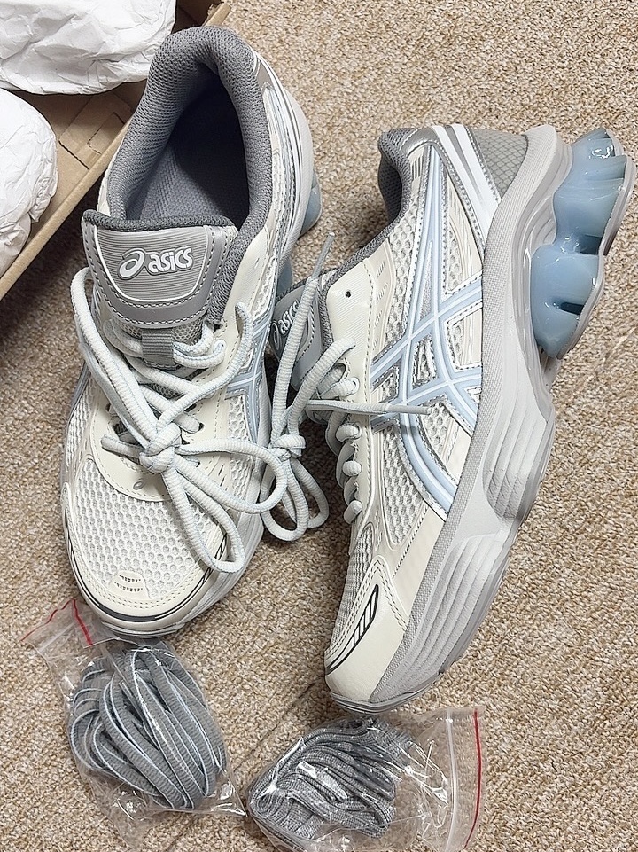Asics x Emmi Gel-Kinetic Fluent Cream Soft Sky 착용 스타일 - 2